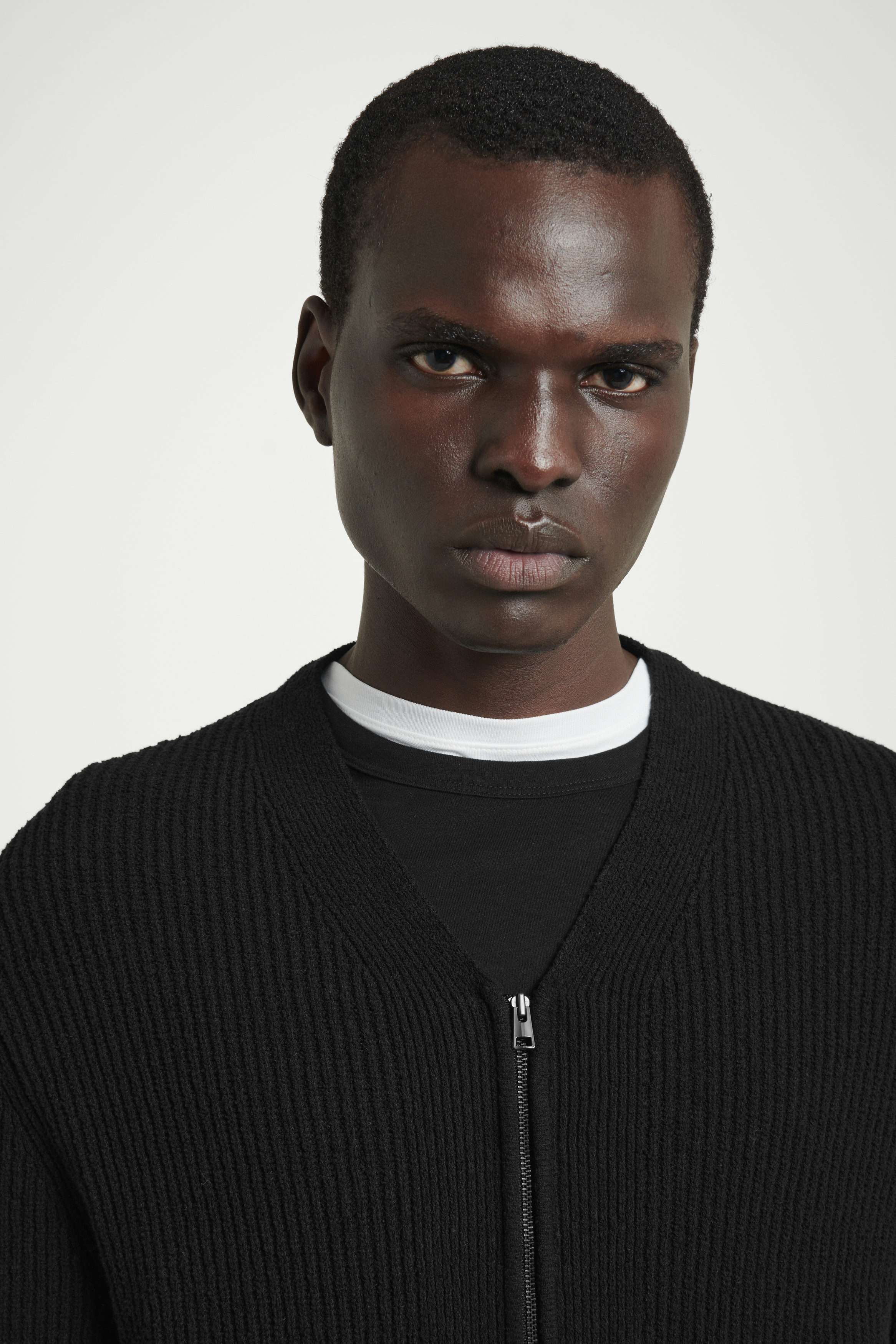 BOUCLÉ-KNIT V-NECK ZIP-UP CARDIGAN - BLACK