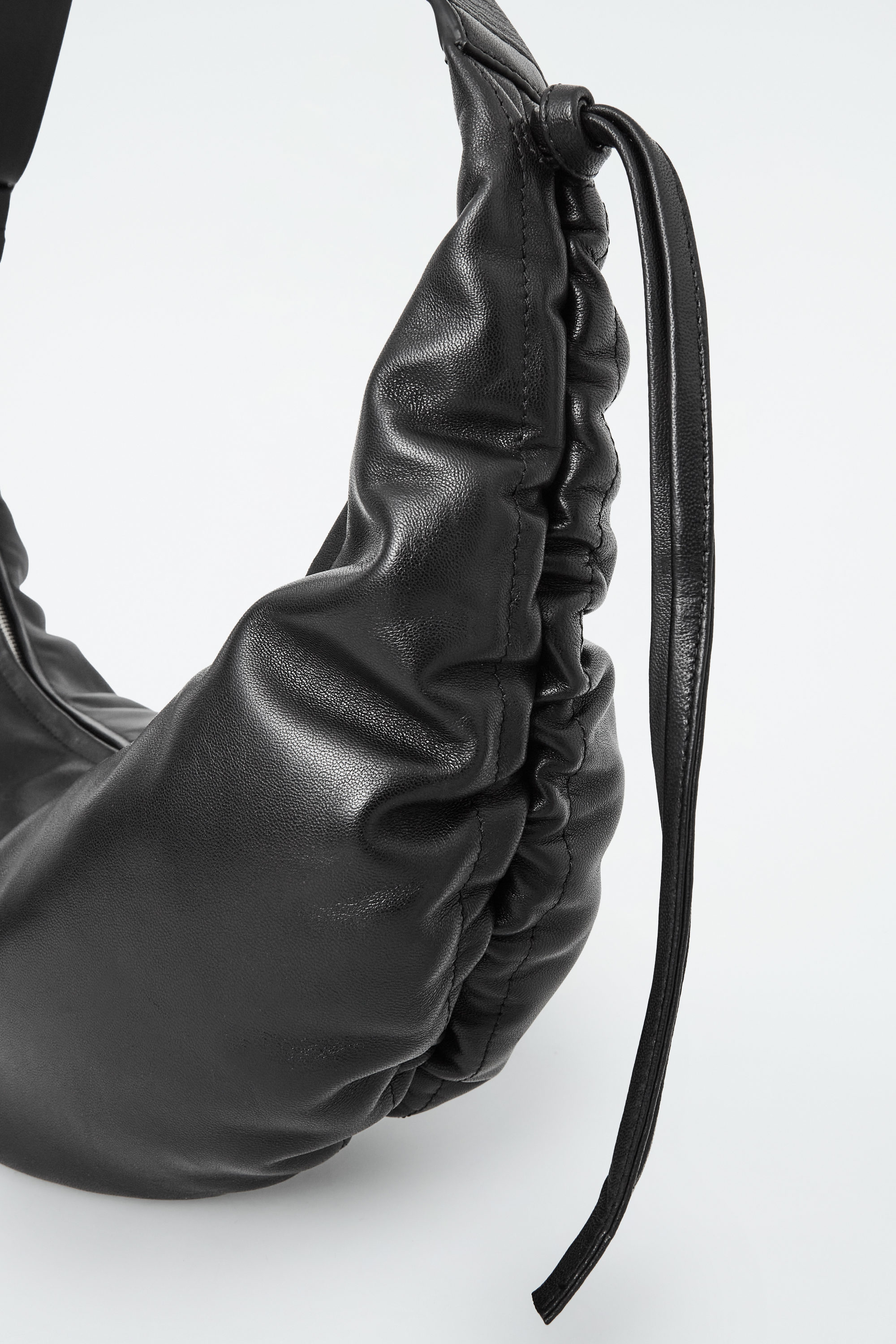 【COS】◆新商品◆CANOPY OVERSIZE CROSSBODY BAG◆Black◆ AzuraMart - COS Canopy Crossbody - Black - Oversized