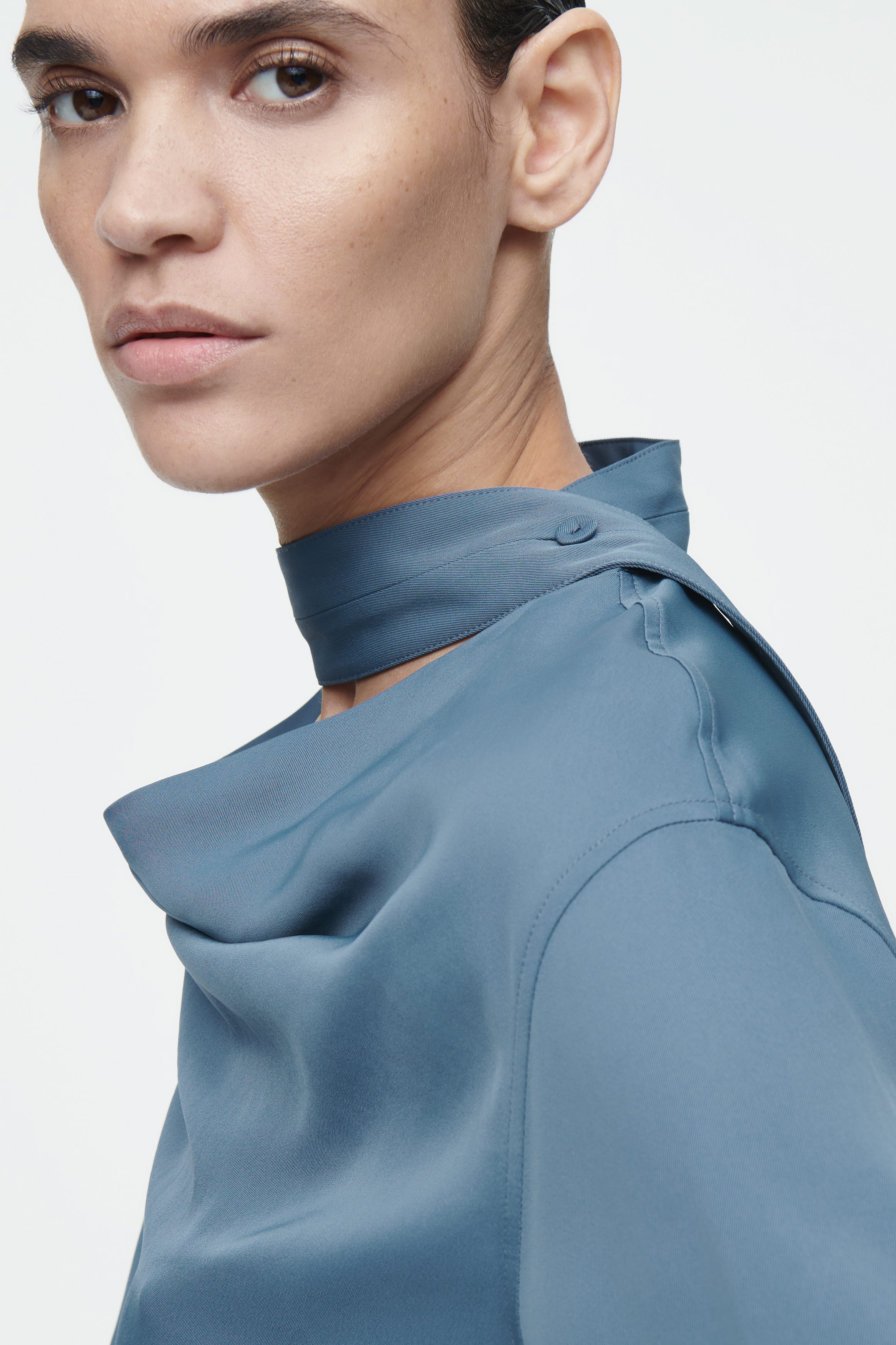 ルエブル LOEUVRE Draped Scarf Blouse - 01 （SOFT BLUE） ルエブル LOEUVRE Draped Scarf Blouse - 01