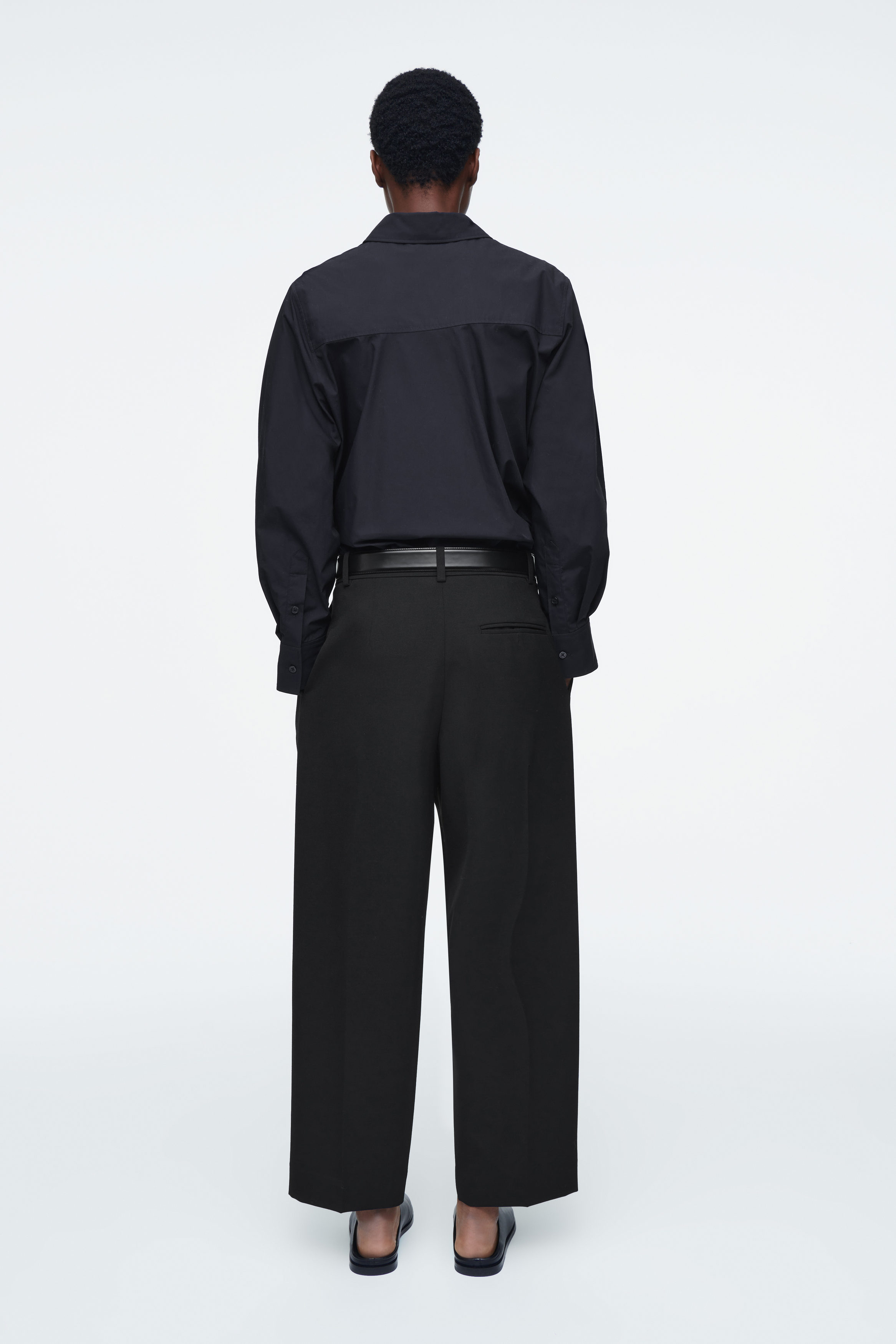 最終限定値下げCOS |Pleated Barrel-Leg Chinos PLEATED BARREL-LEG WOOL TROUSERS - BLACK | COS
