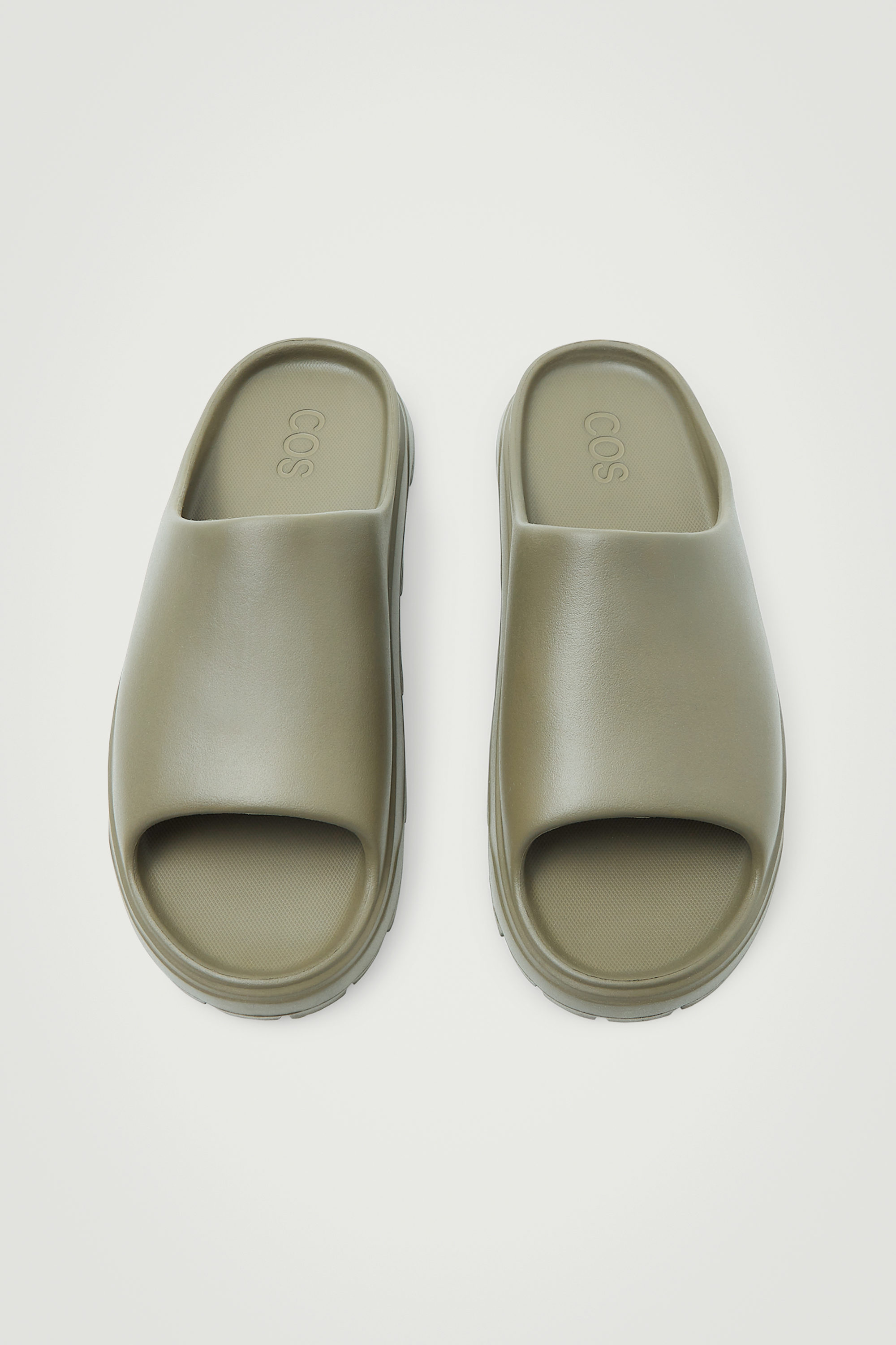 “COS MEN” ベルクロ リネンスライドサンダル CHUNKY SLIDES - BLACK | COS