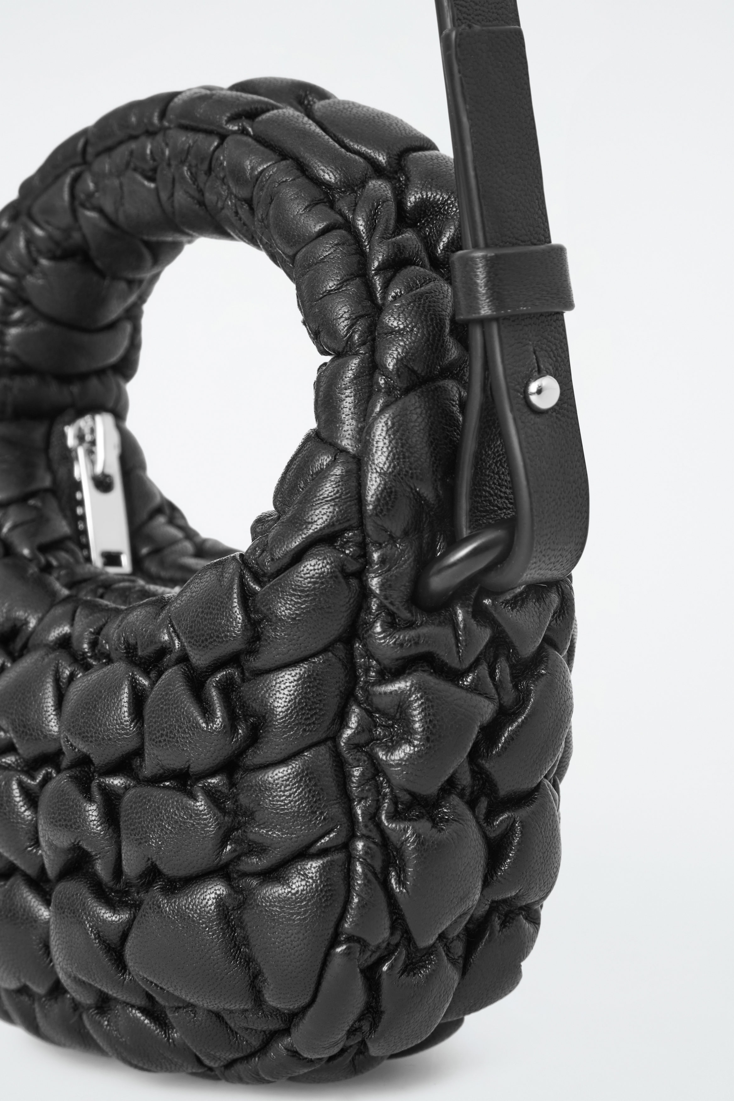【COS】◆QUILTED NANO CROSSBODY BAG - SILVER◆1244108003◆ 5906_0f3c15ee4f.jpg