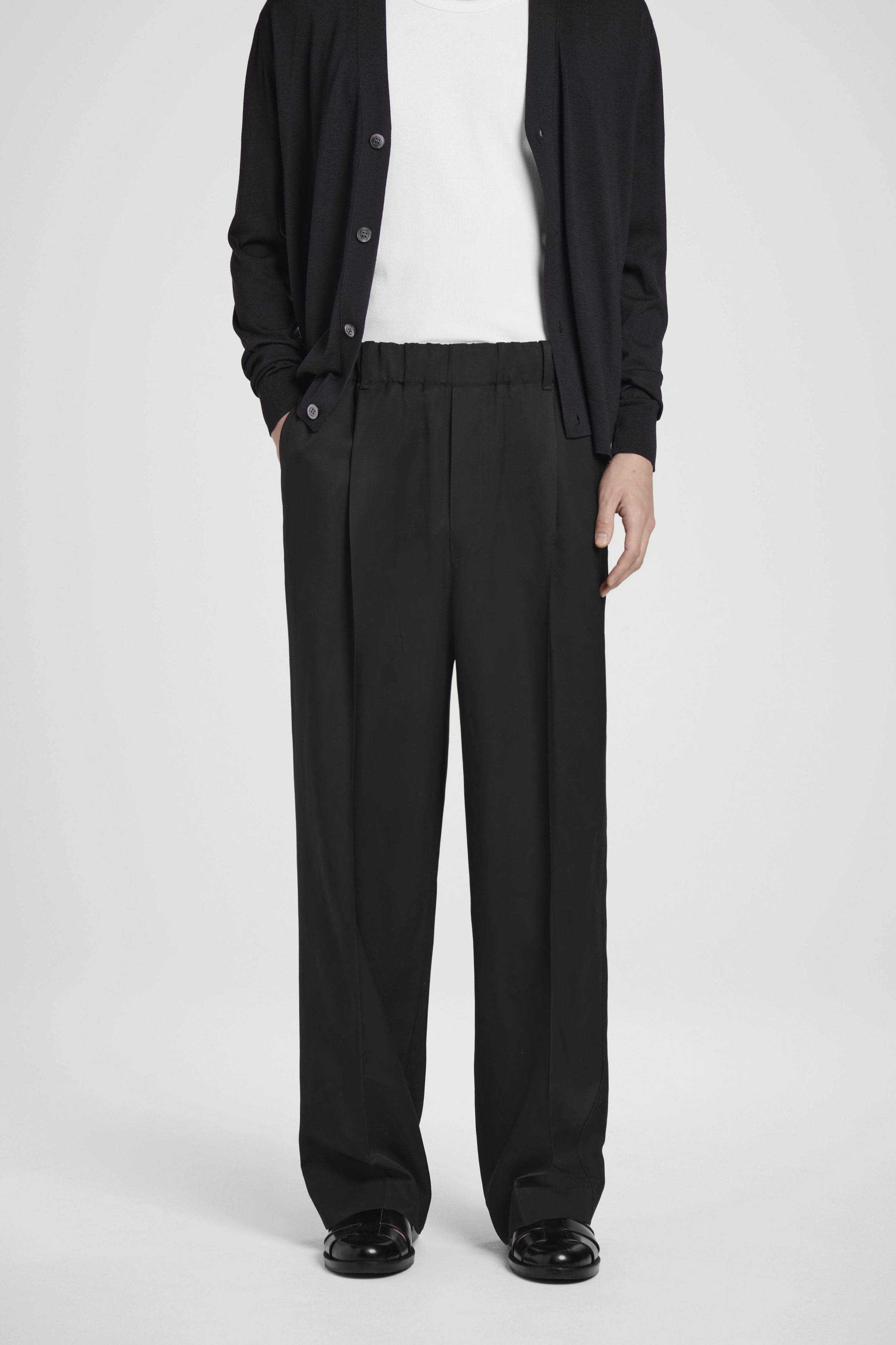OVY x GHbM BRITISH TWILL TROUSERS M ブラック ELASTICATED WOOL-TWILL PANTS - BLACK | COS