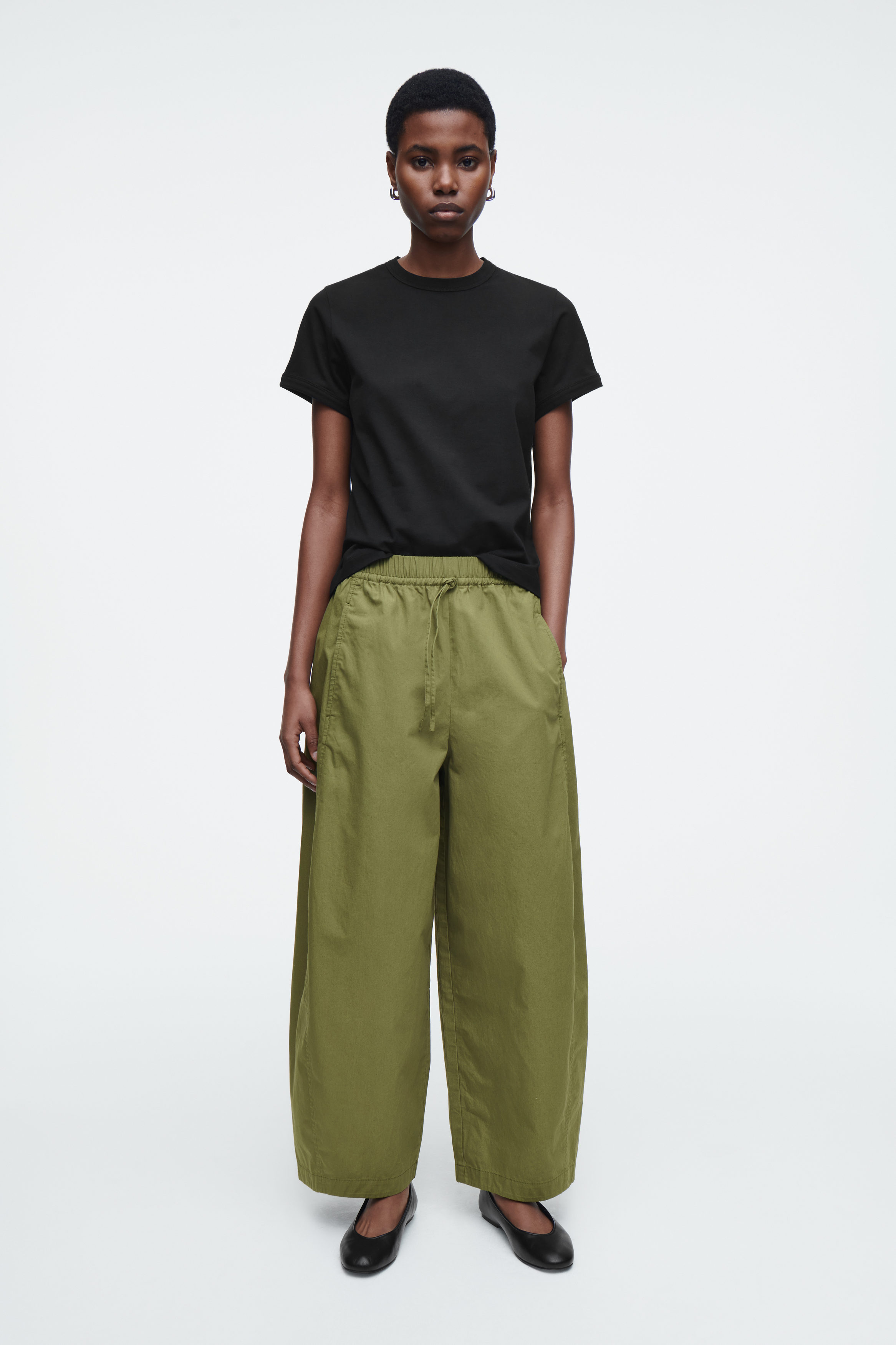 ELASTICATED BARREL-LEG PANTS - KHAKI | COS