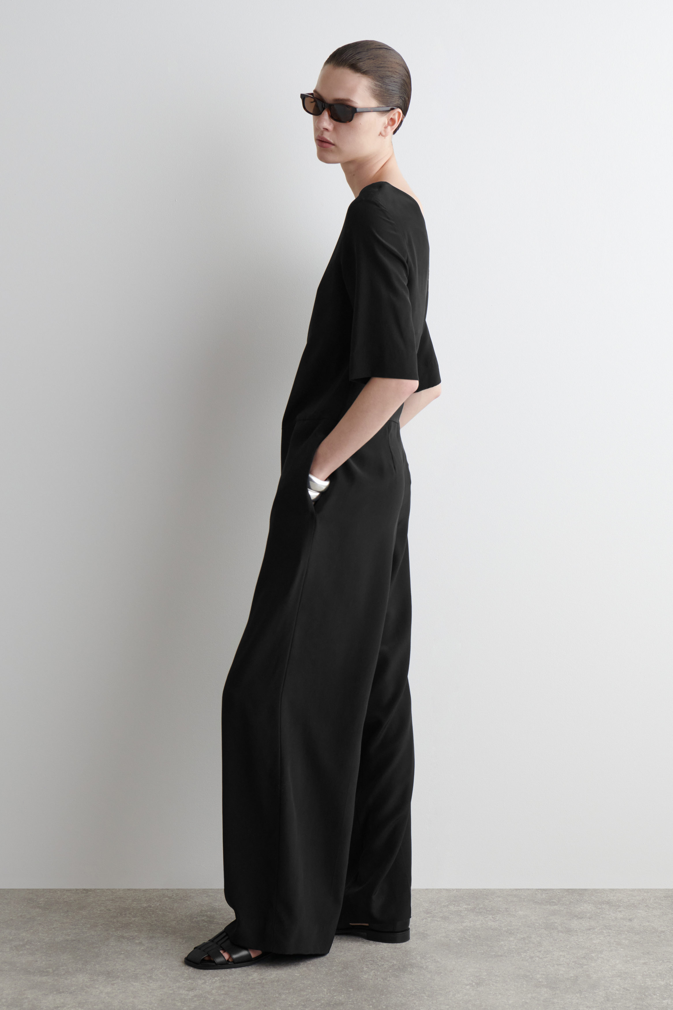 新品 COS コス ラップフロント LINEN JUMPSUIT ブラック 36 WRAP-FRONT LINEN JUMPSUIT - BLACK | COS