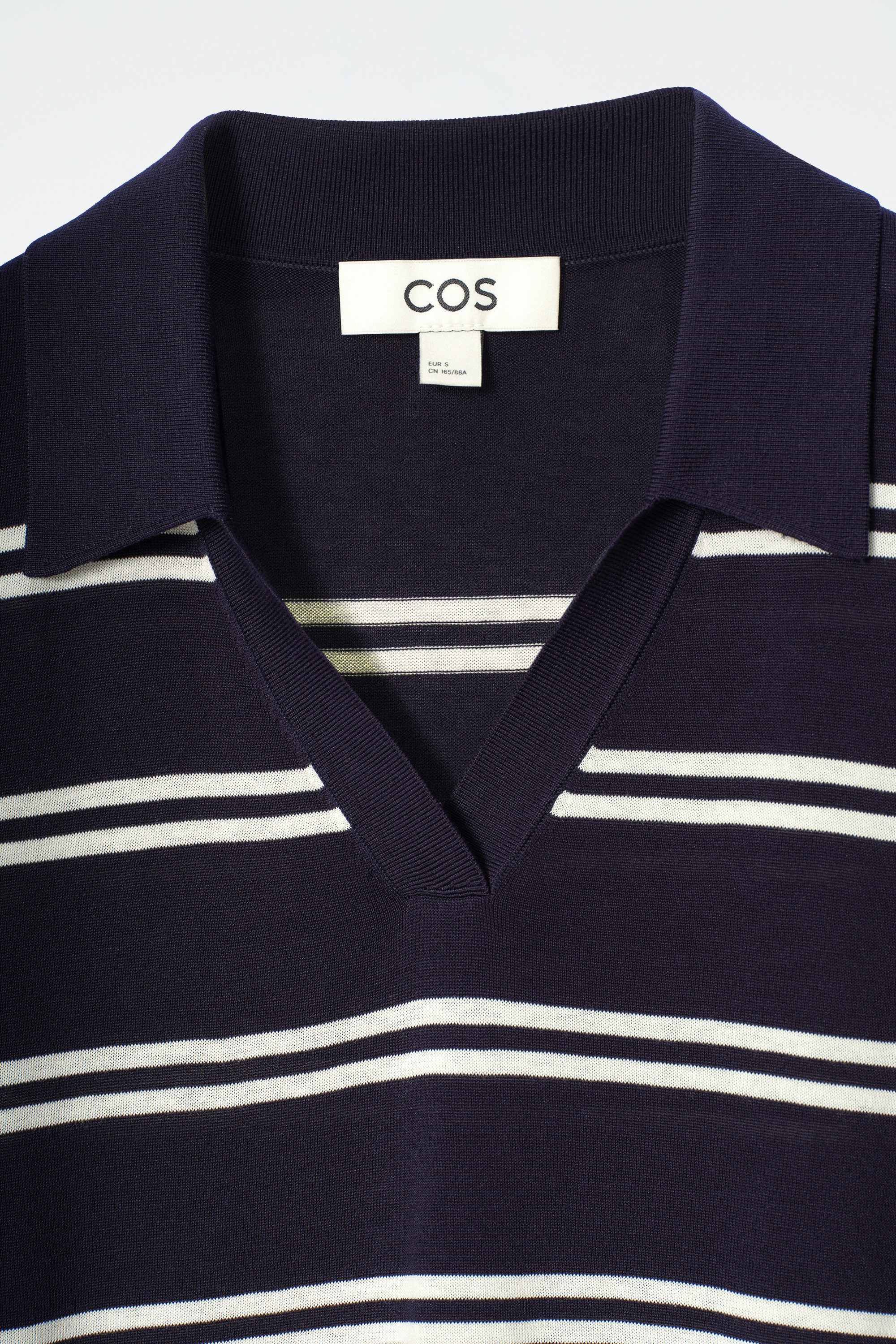 KNITTED SILK POLO SHIRT - NAVY / STRIPED | COS