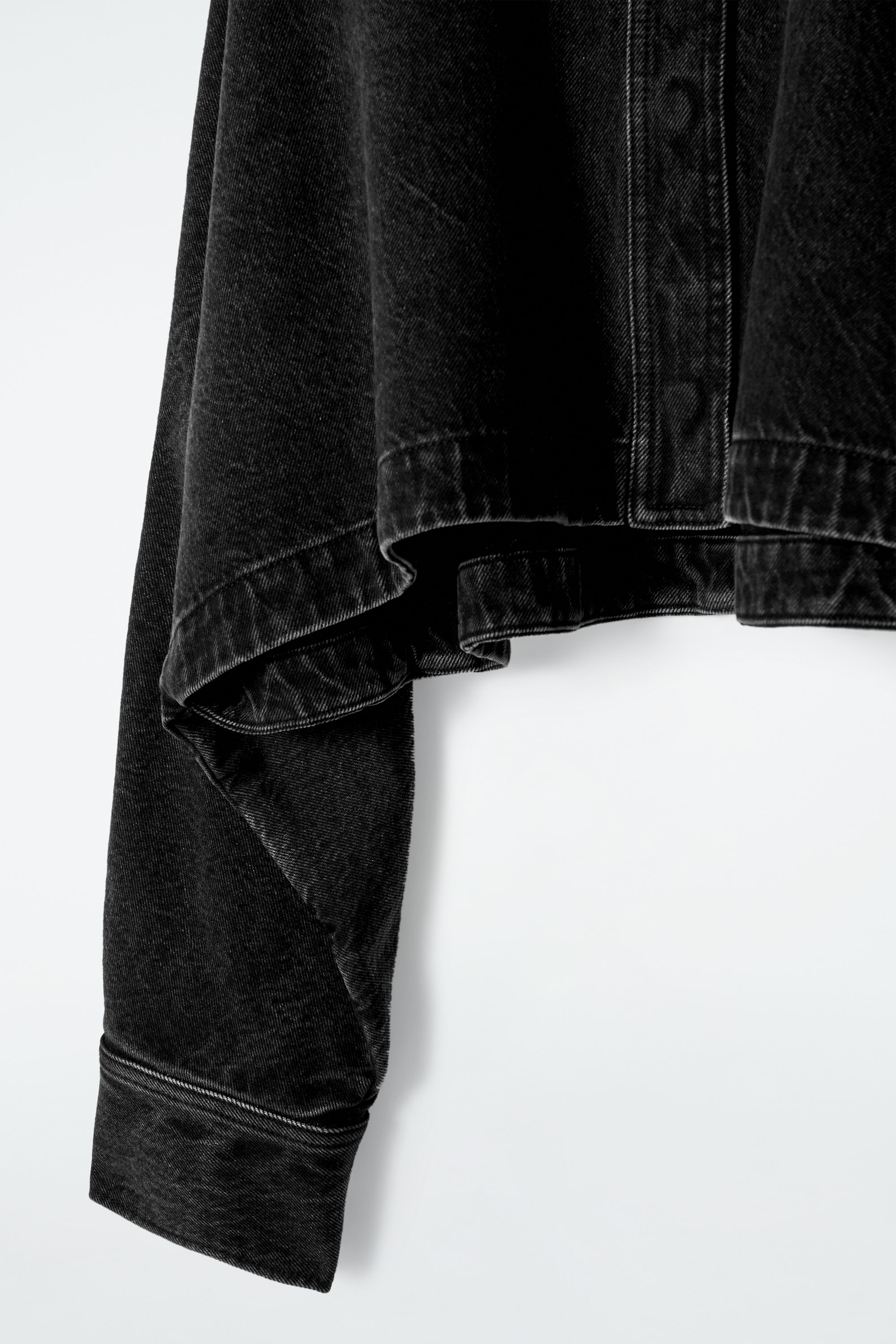 CROPPED DENIM JACKET - BLACK