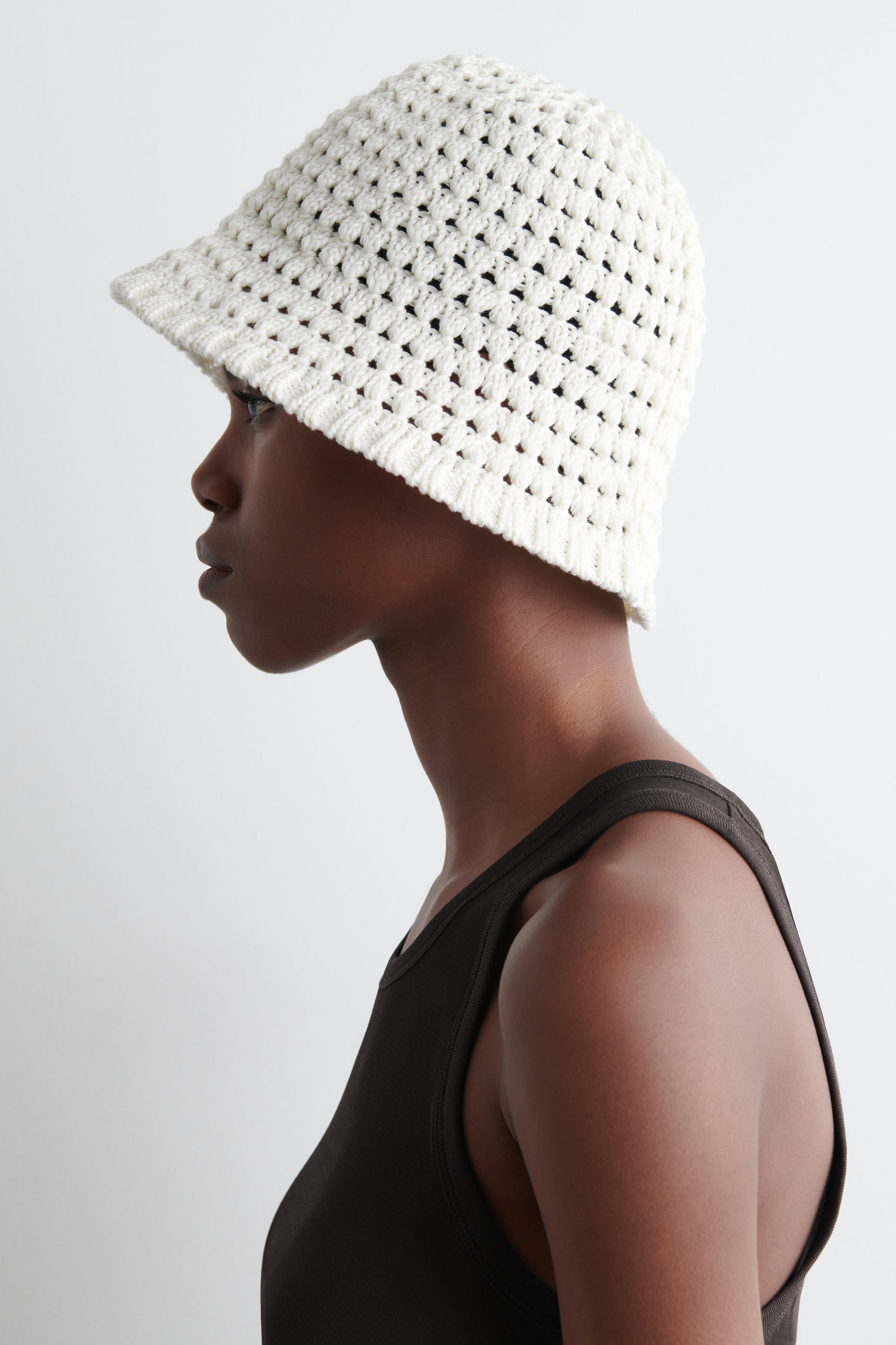 CROCHET BUCKET HAT - LIGHT BEIGE / WHITE | COS