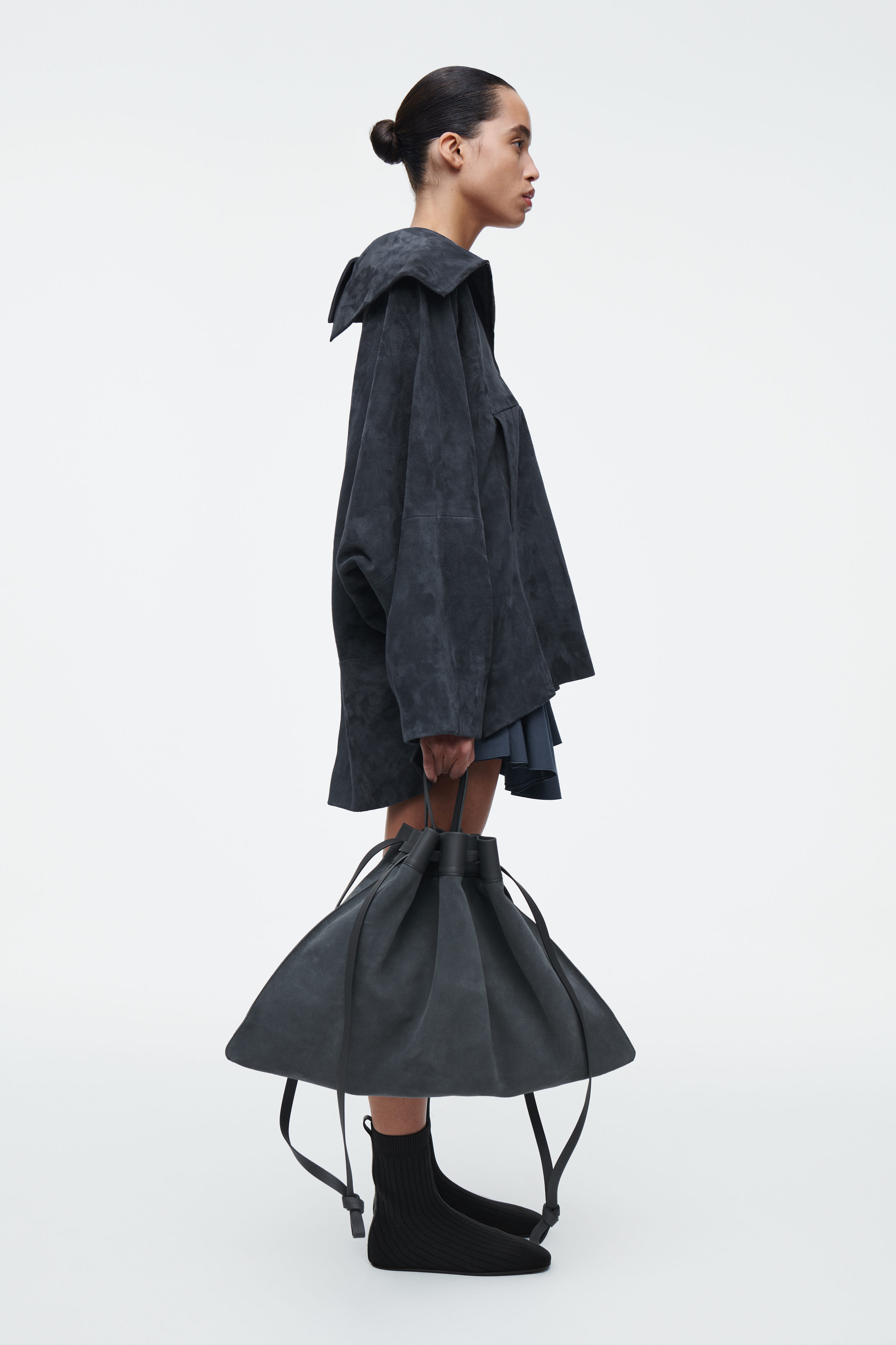 SUEDE DRAWSTRING TOTE BAG - ANTHRACITE | COS