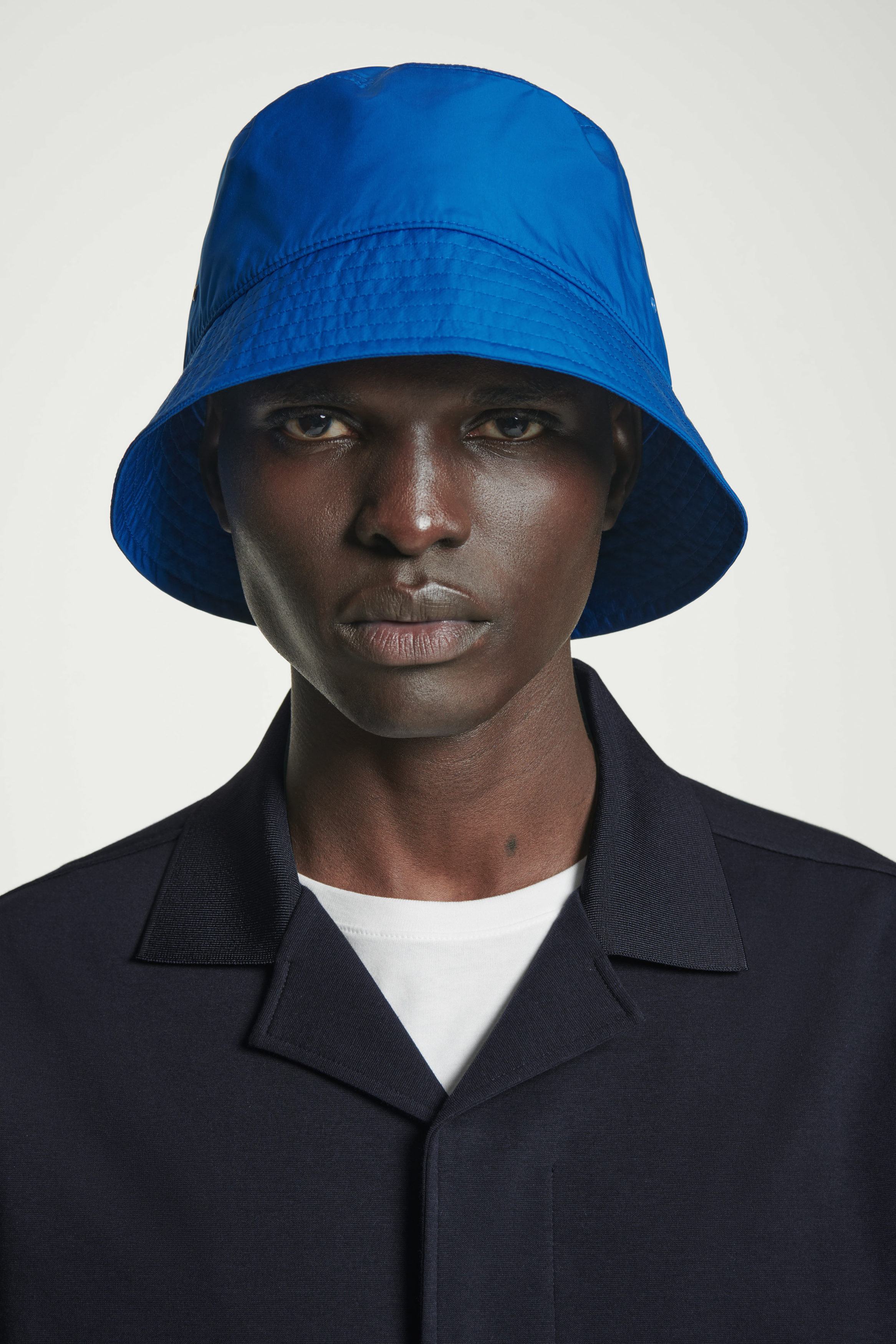 BOB À VISIÈRE ASYMÉTRIQUE