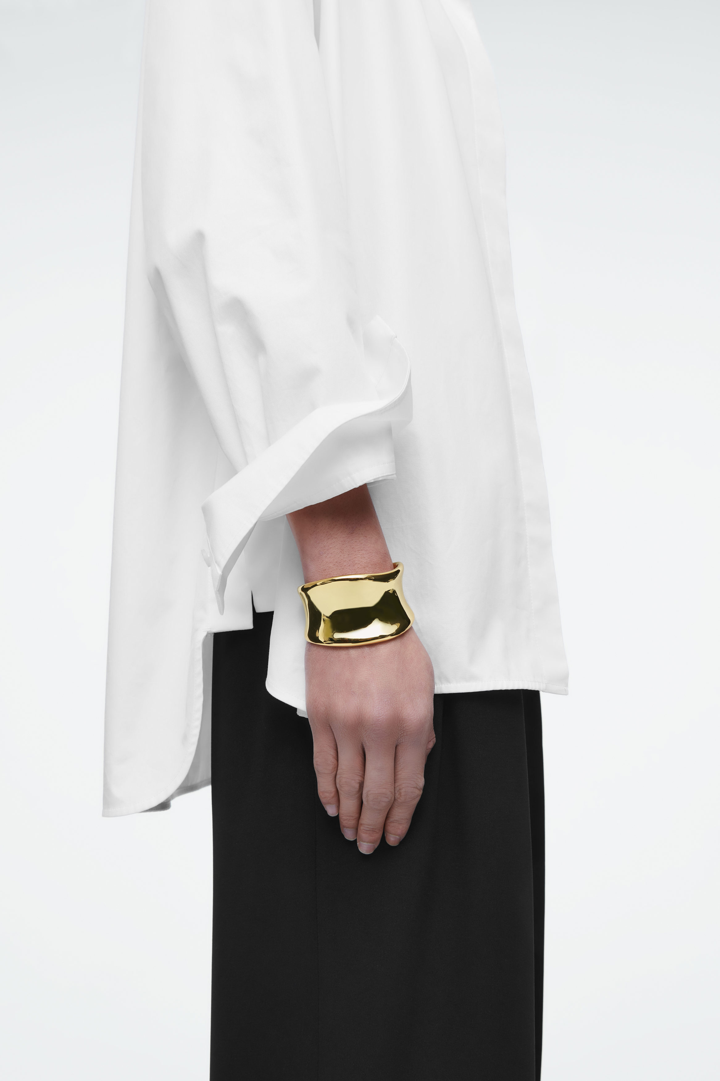 SCULPTED CUFF - GOLD | COS