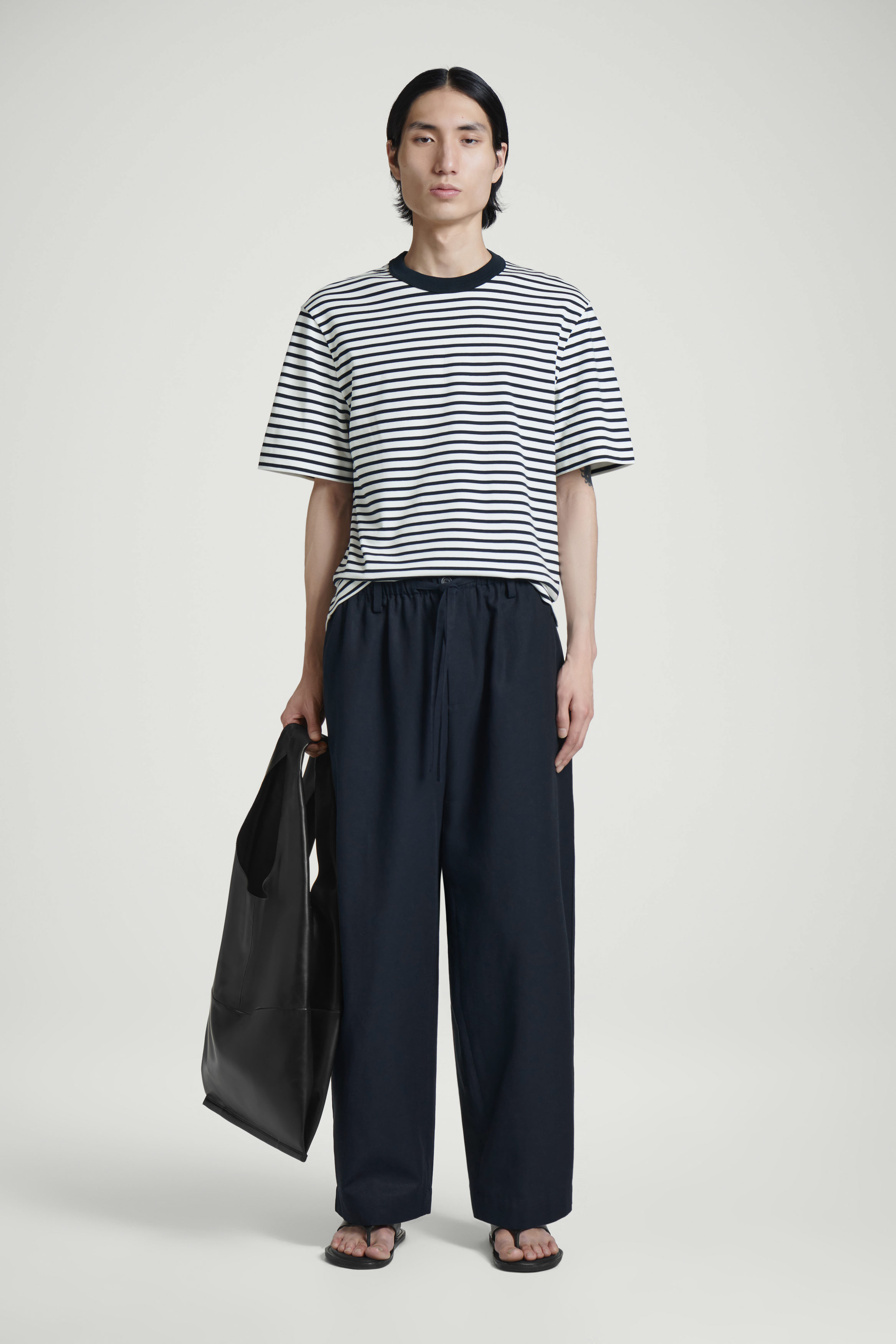 BARREL-LEG DRAWSTRING PANTS - NAVY | COS