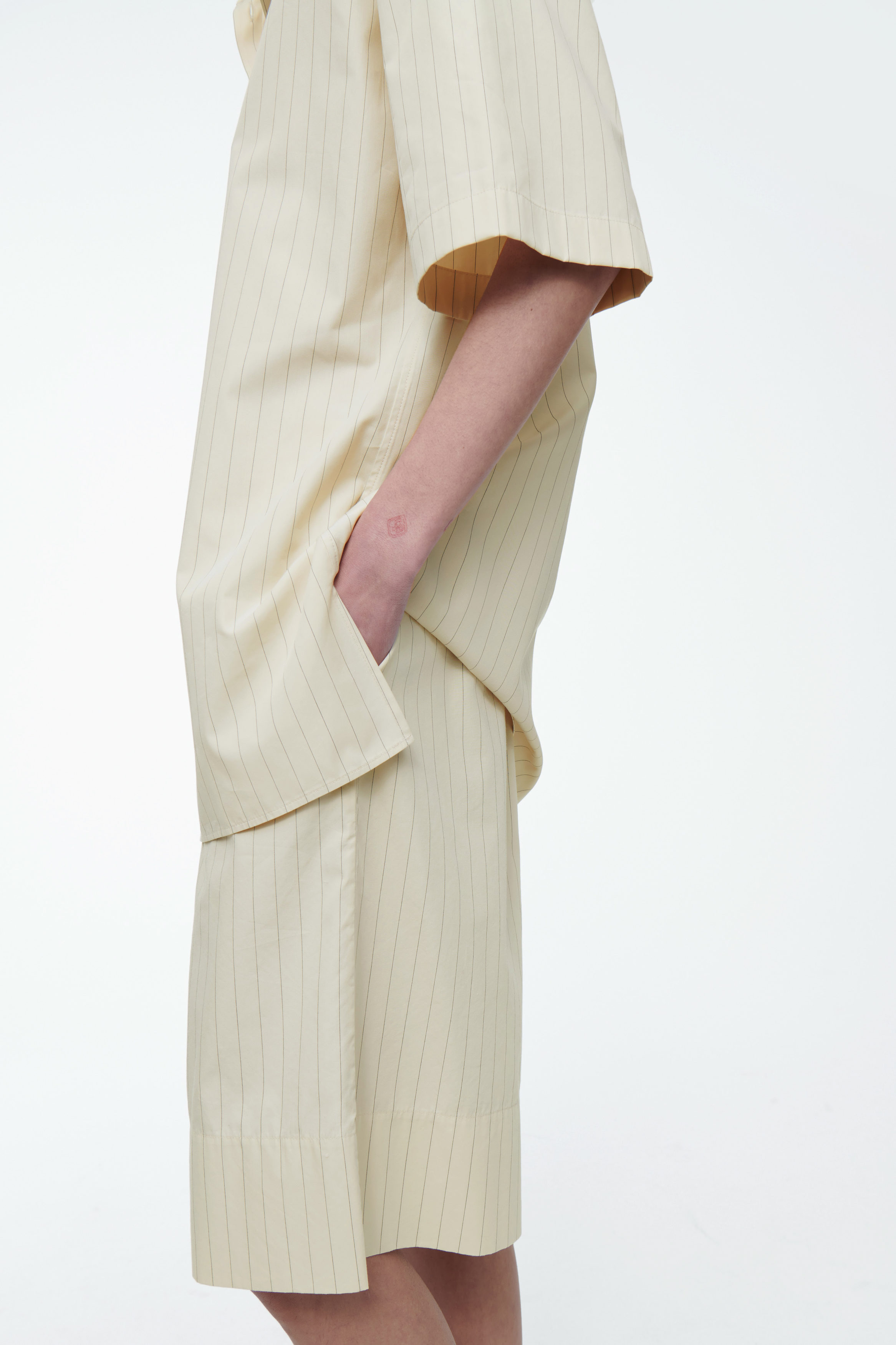 PINSTRIPED KNEE-LENGTH SHORTS - CREAM / PINSTRIPED