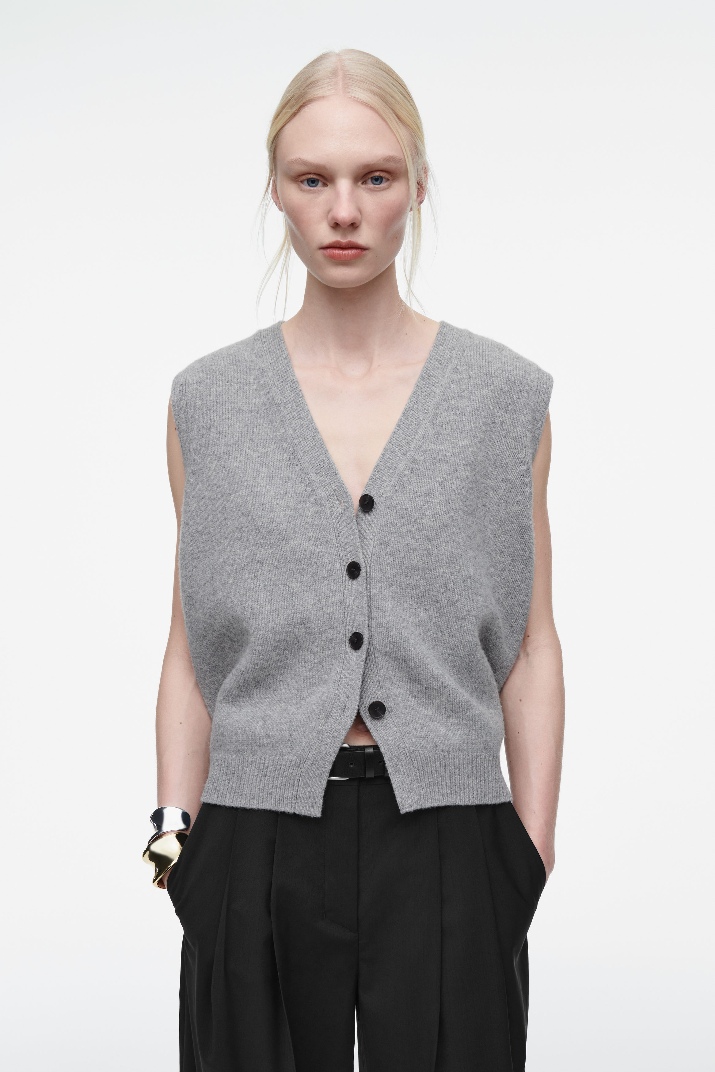 ブランド一覧 | ワールド オンラインストア VEST WOOL MERINO V-NECK - COS | MÉLANGE GRAY メンズウェア