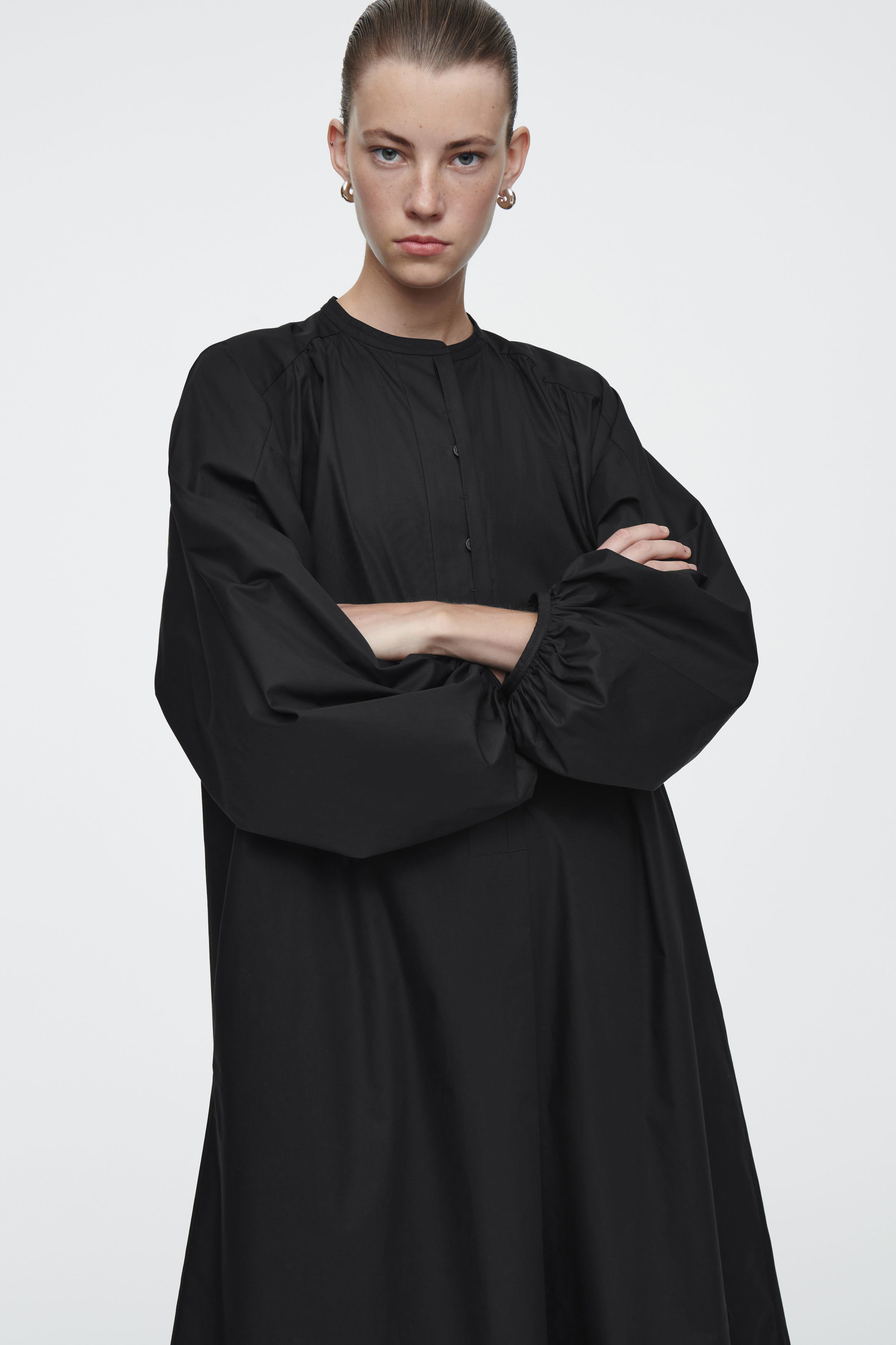 GATHERED BALLOON-SLEEVE MIDI DRESS - BLACK