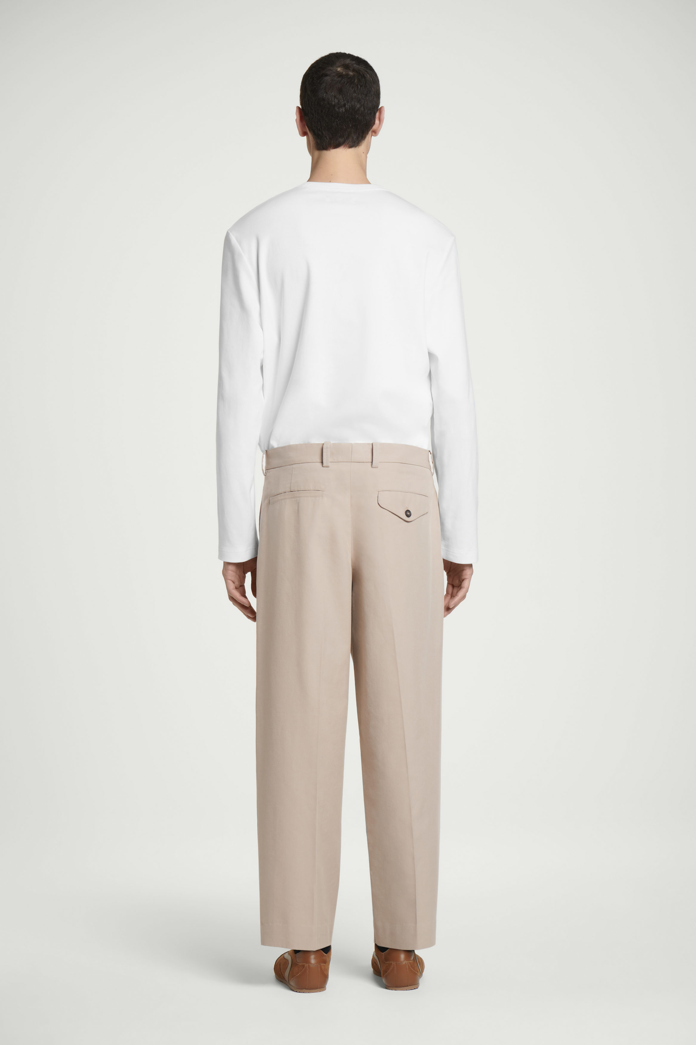 RELAXED PLEATED COTTON TAPERED PANTS - MOLE | COS