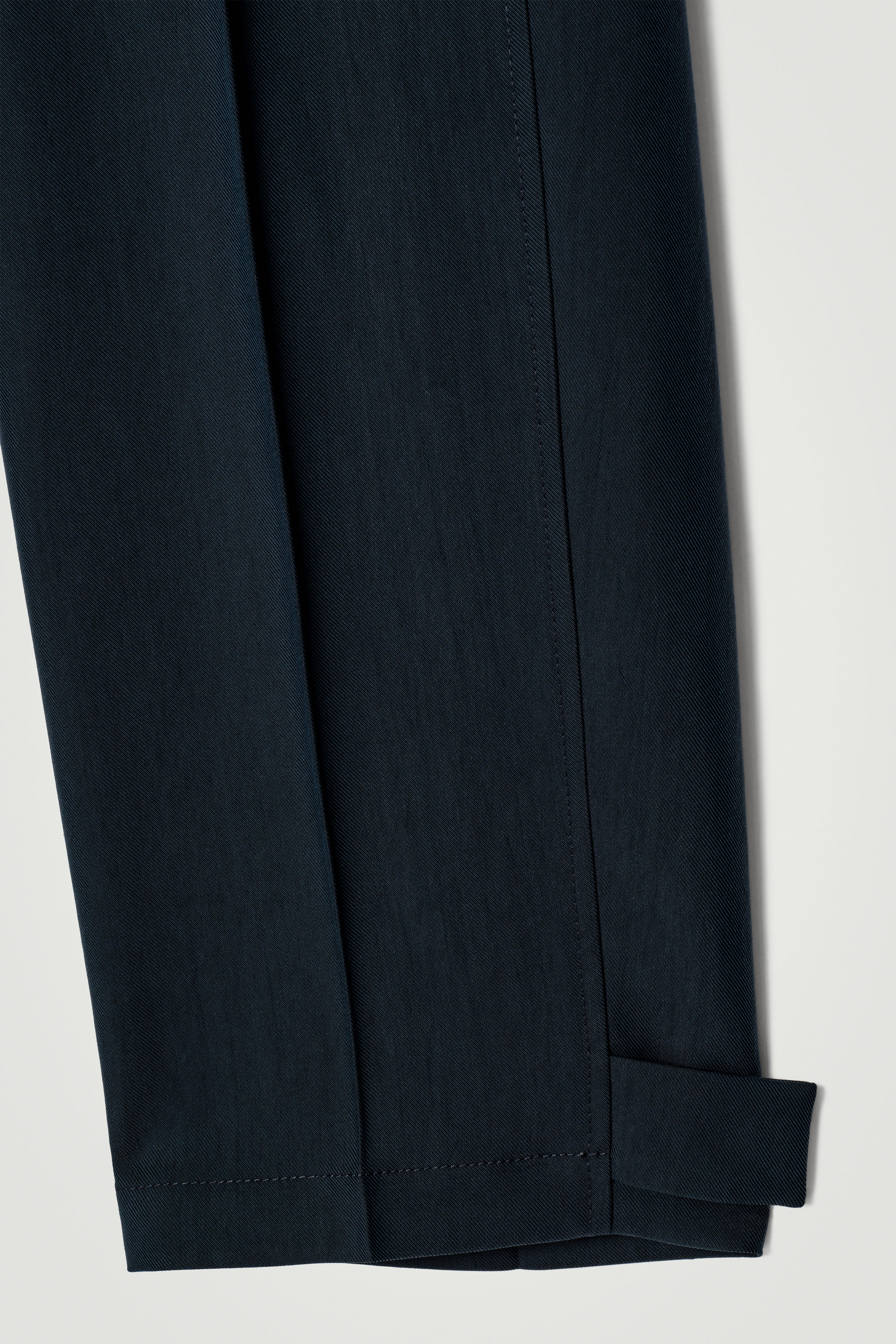 BARREL-LEG CHINOS - MIDNIGHT | COS