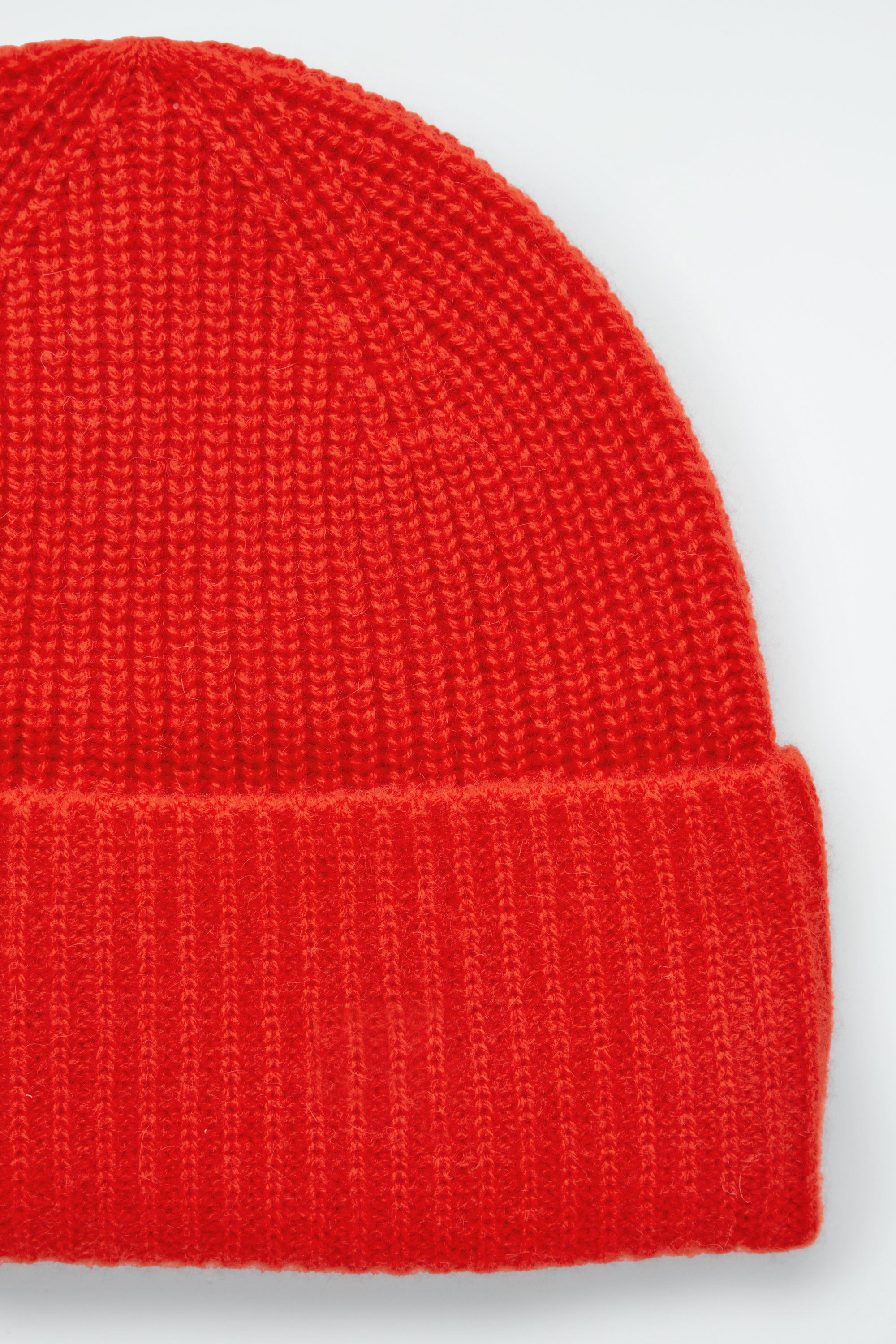 RIBBED WOOL AND CASHMERE BEANIE - BRIGHT RED RIBBED WOOL AND CASHMERE BEANIE - BRIGHT RED