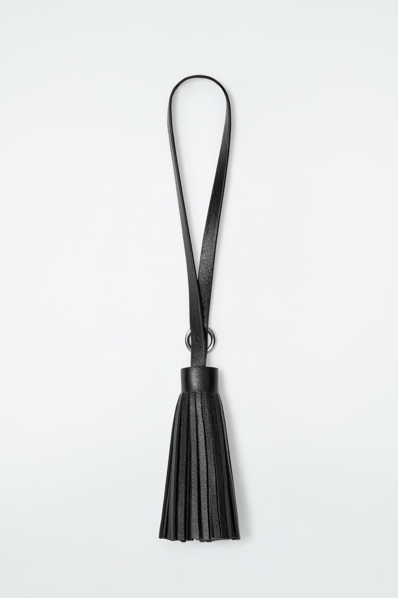 Cos Breloque De Sac À Pompon En Cuir In Noir