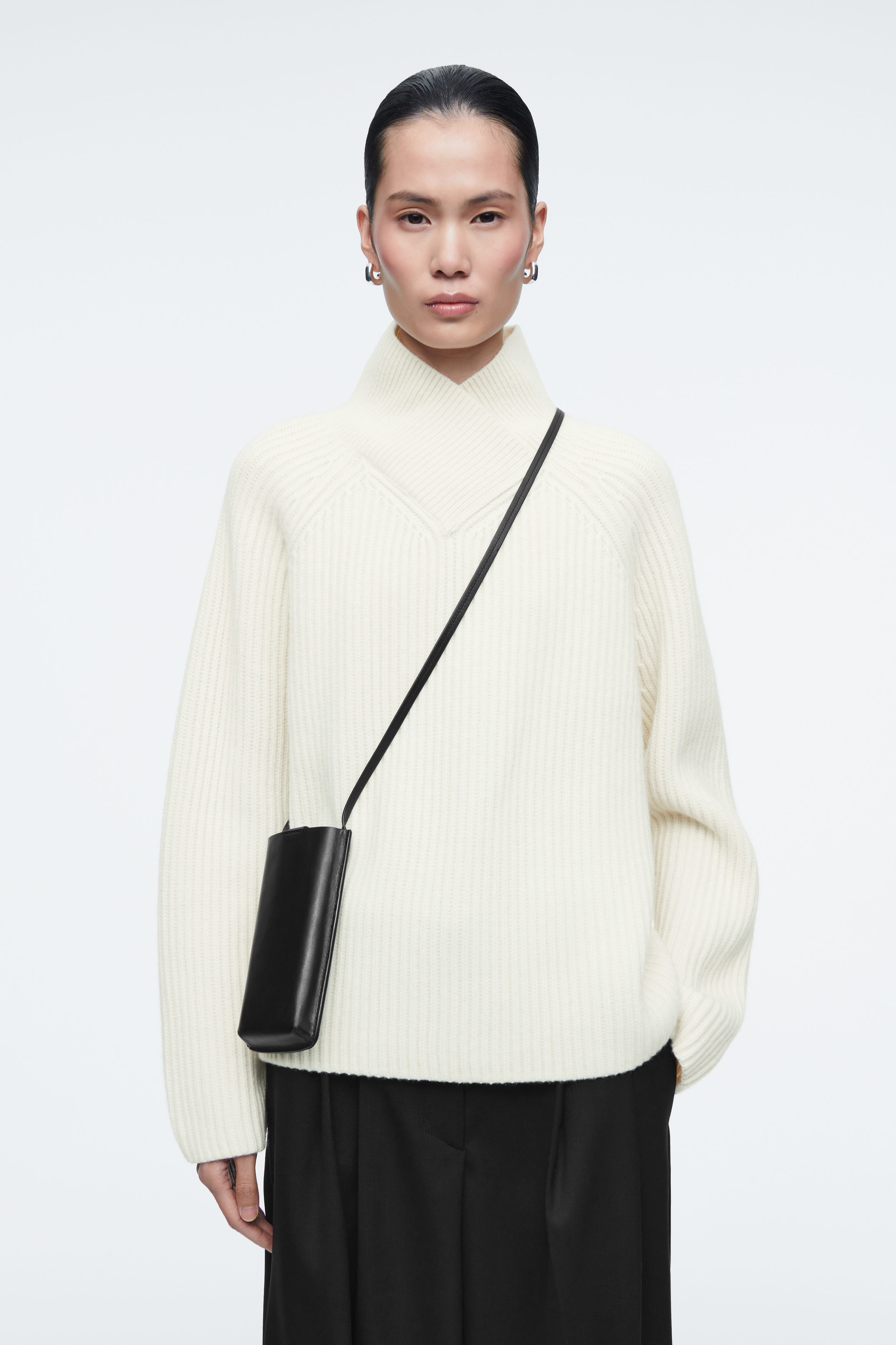CROSSBODY PHONE POUCH - LEATHER - BLACK | COS