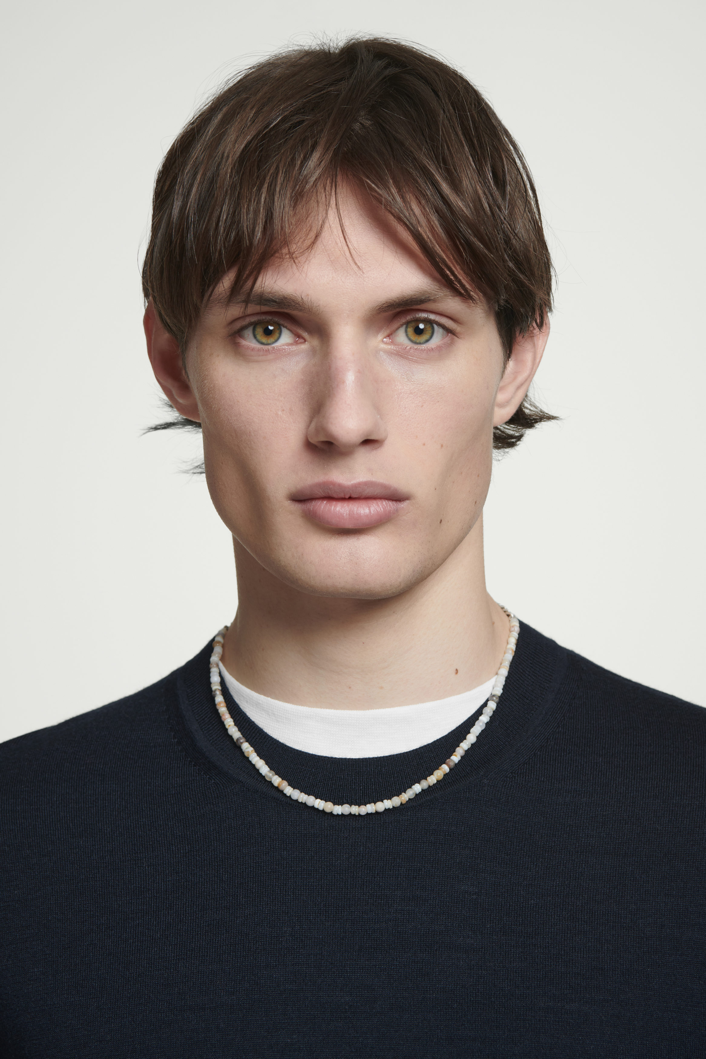 大人気【COS】ストーン&シェルチェーンネックレス 送料込 SEMI-PRECIOUS STONE CHAIN NECKLACE - WHITE / BLUE | COS