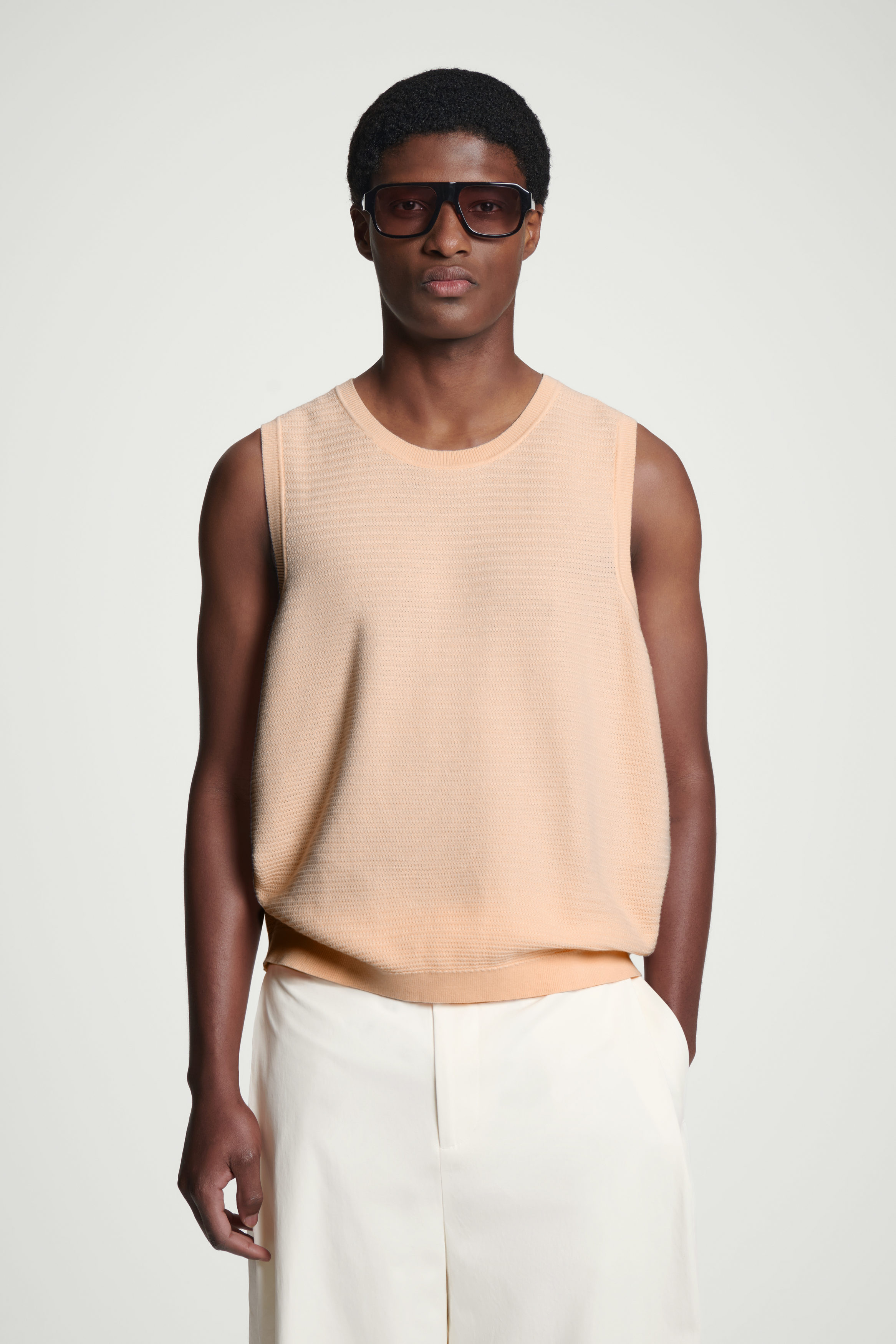 cos ニット TEXTURED KNITTED COTTON TANK TOP - APRICOT | COS