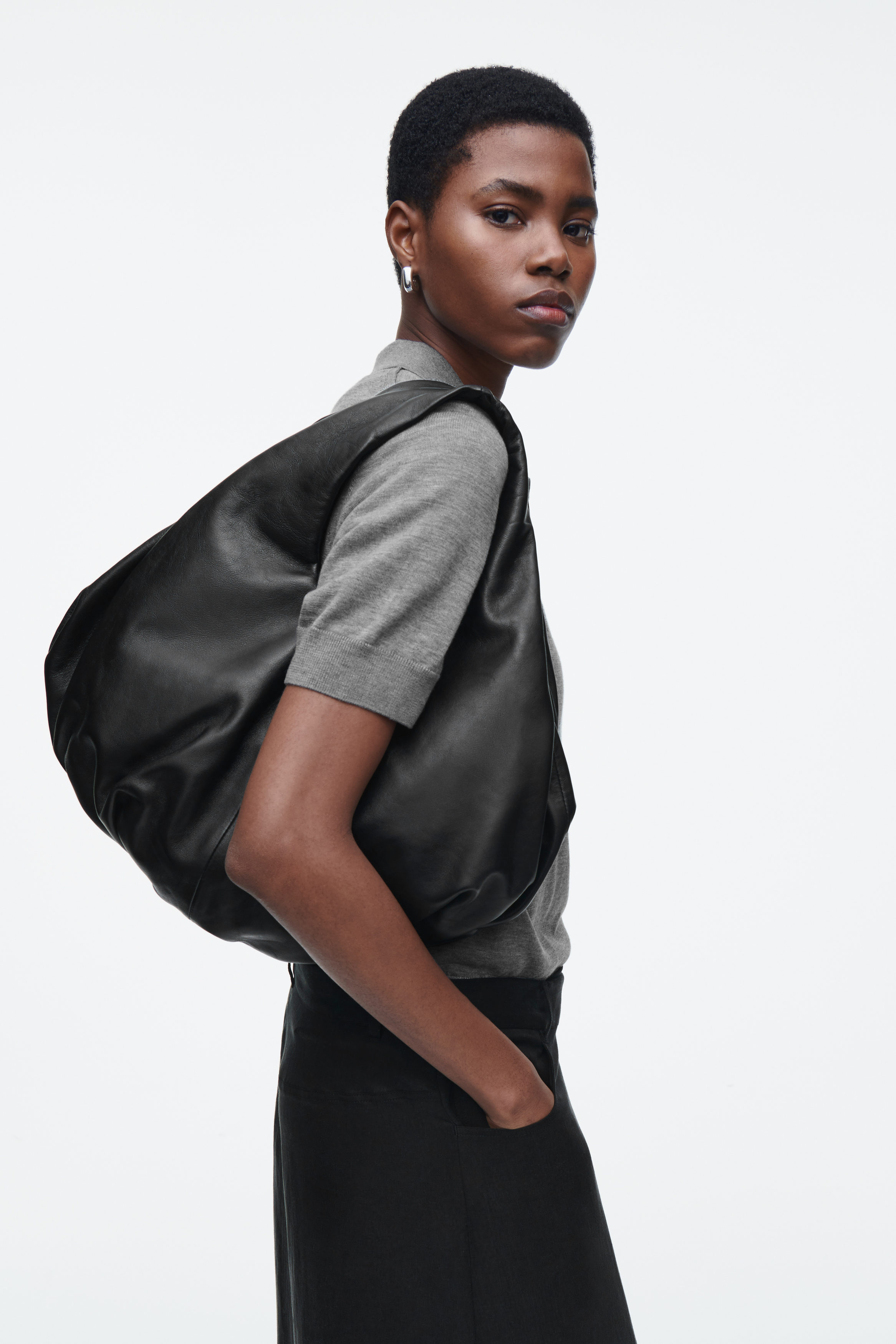 COS CLOUD TOTE トートバッグ CLOUD TOTE BAG - BLACK | COS