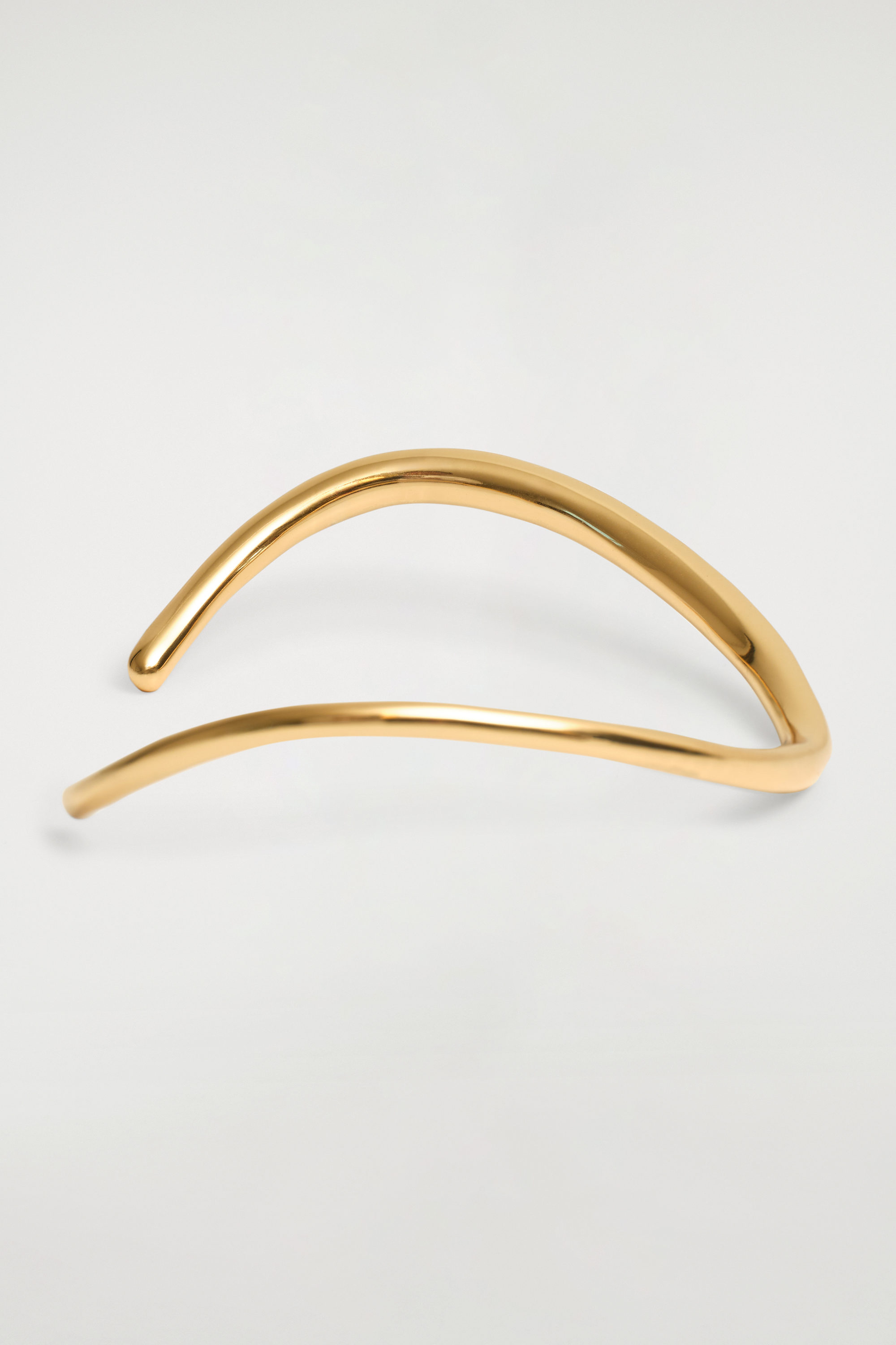 CURVED ARM CUFF - GOLD | COS