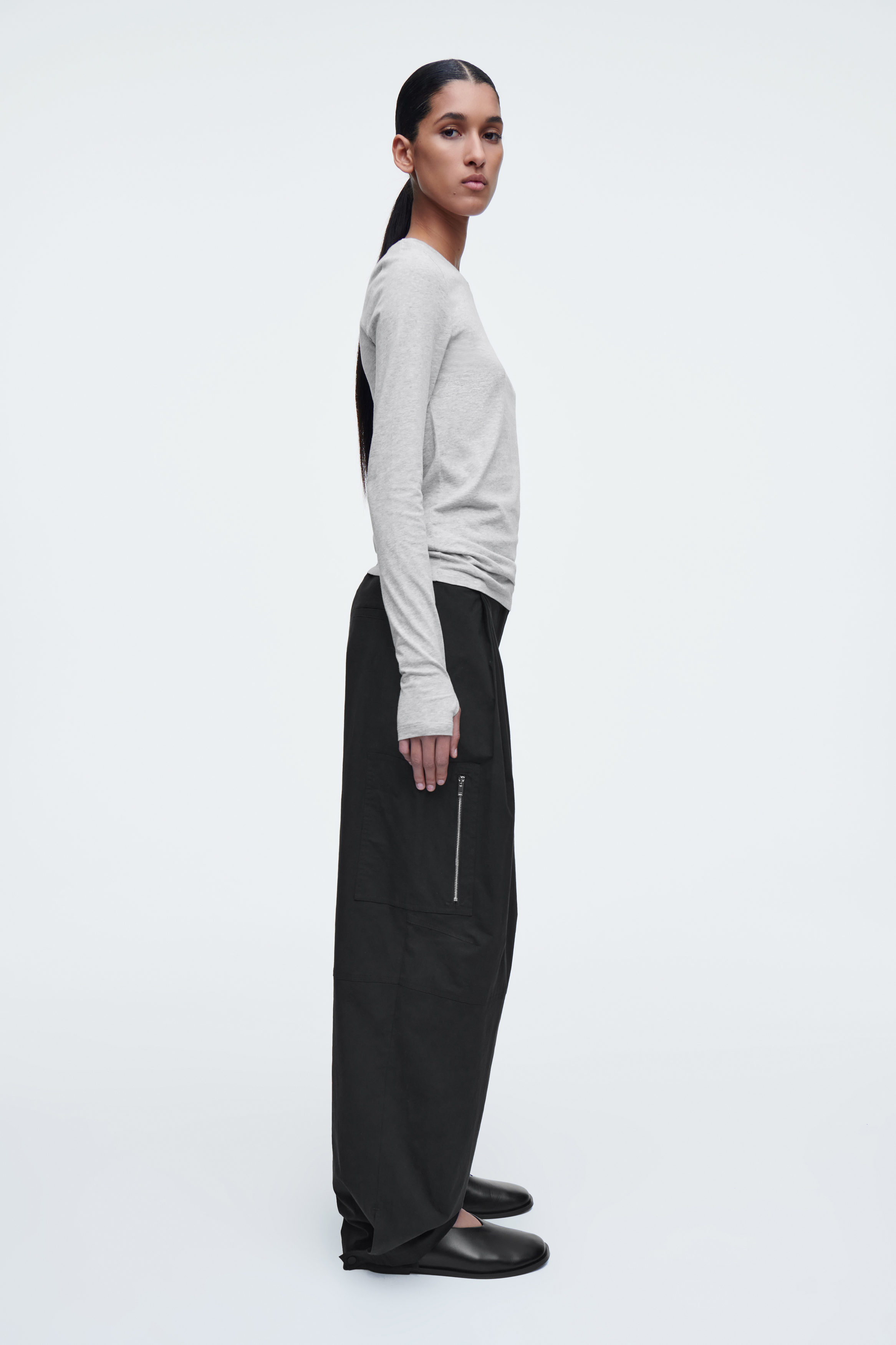 OMMO MA-1 SLEEVE TOP グレー SLIM LIGHTWEIGHT LONG-SLEEVED TOP - GRAY MÉLANGE | COS