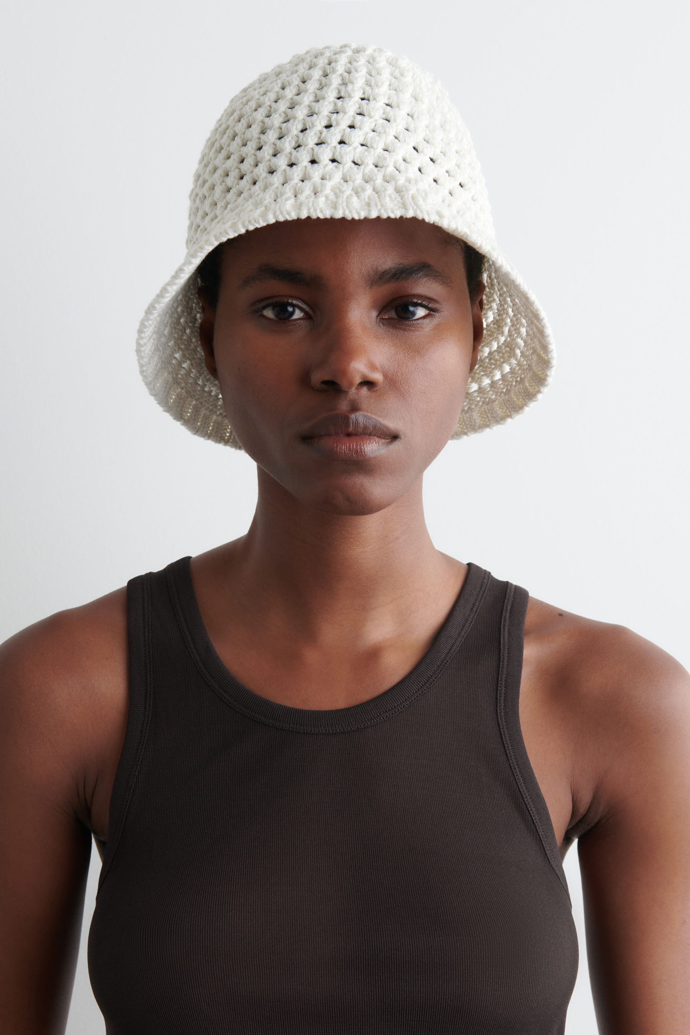 【COS】 (W) Crochet Bucket Hat Light Beige White 4075_bd216f1c77.jpg