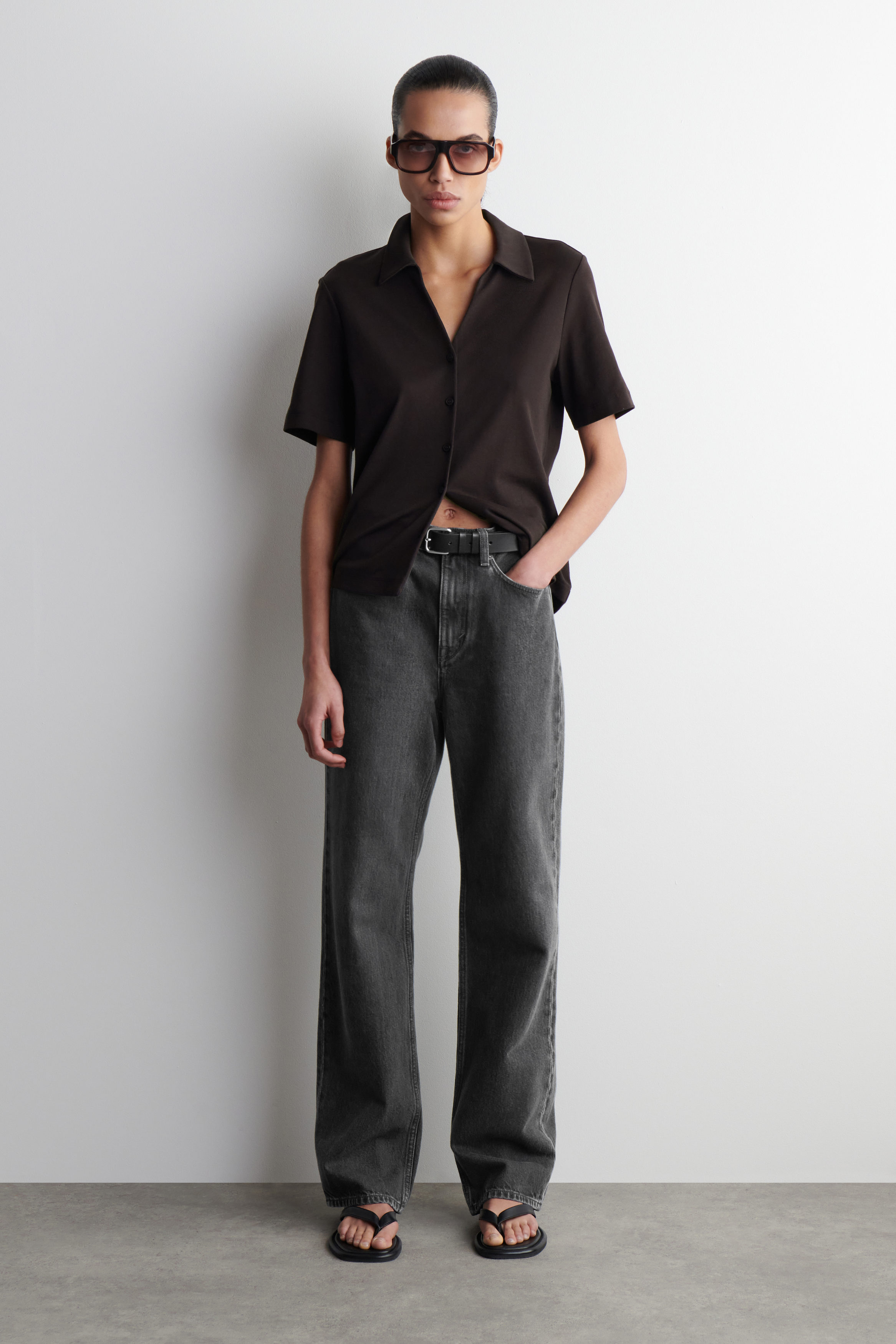   Jeans 黒 トレーナー　レディース　M COLUMN STRAIGHT-LEG JEANS - WASHED BLACK | COS