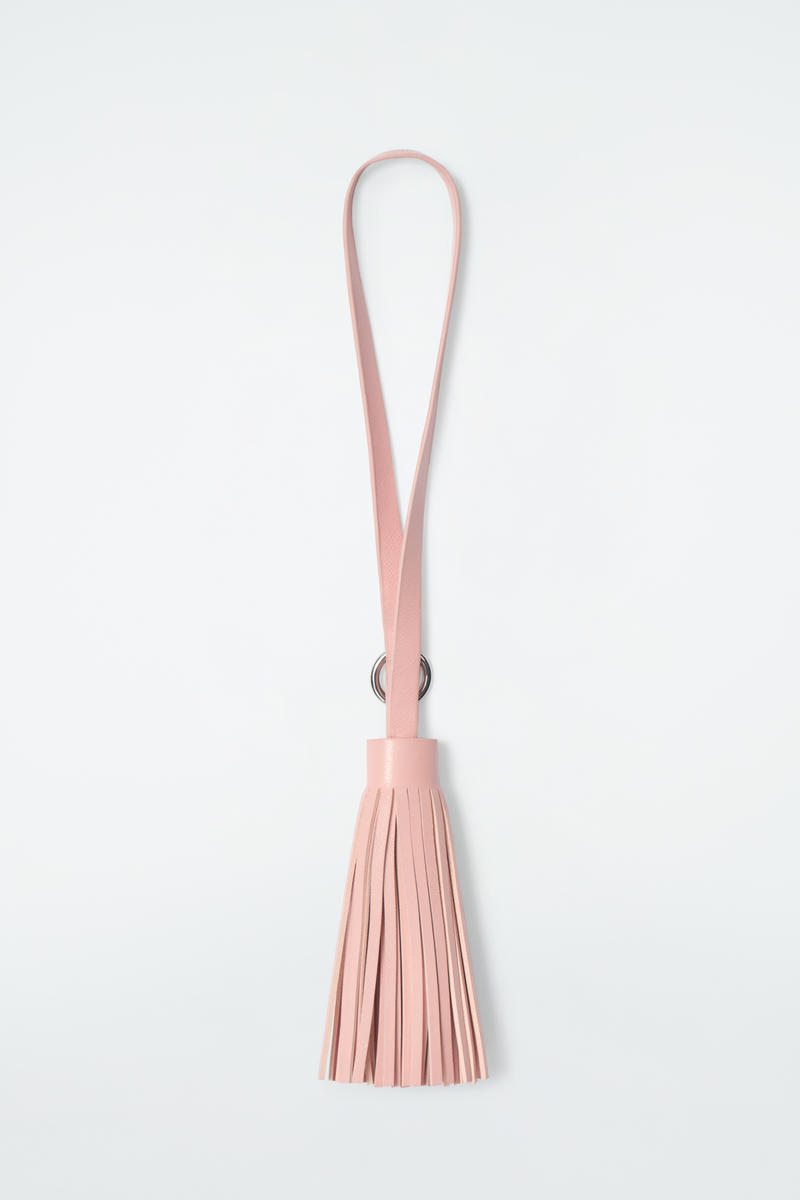 Cos Breloque De Sac À Pompon En Cuir In Rose