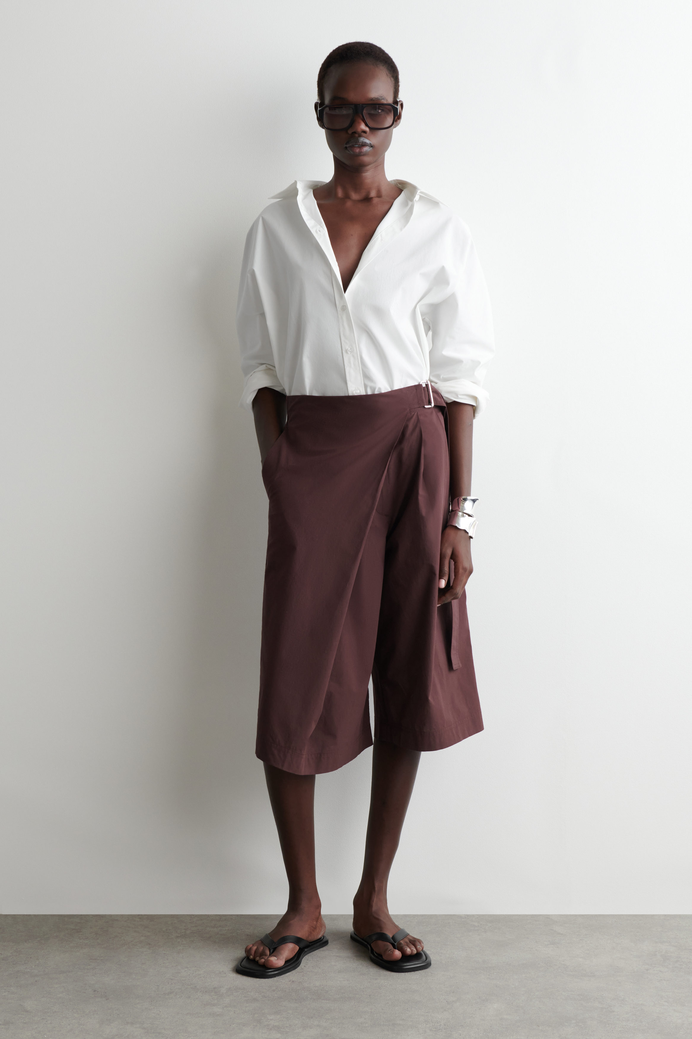 BELTED WRAP-FRONT COTTON SHORTS - BURGUNDY | COS