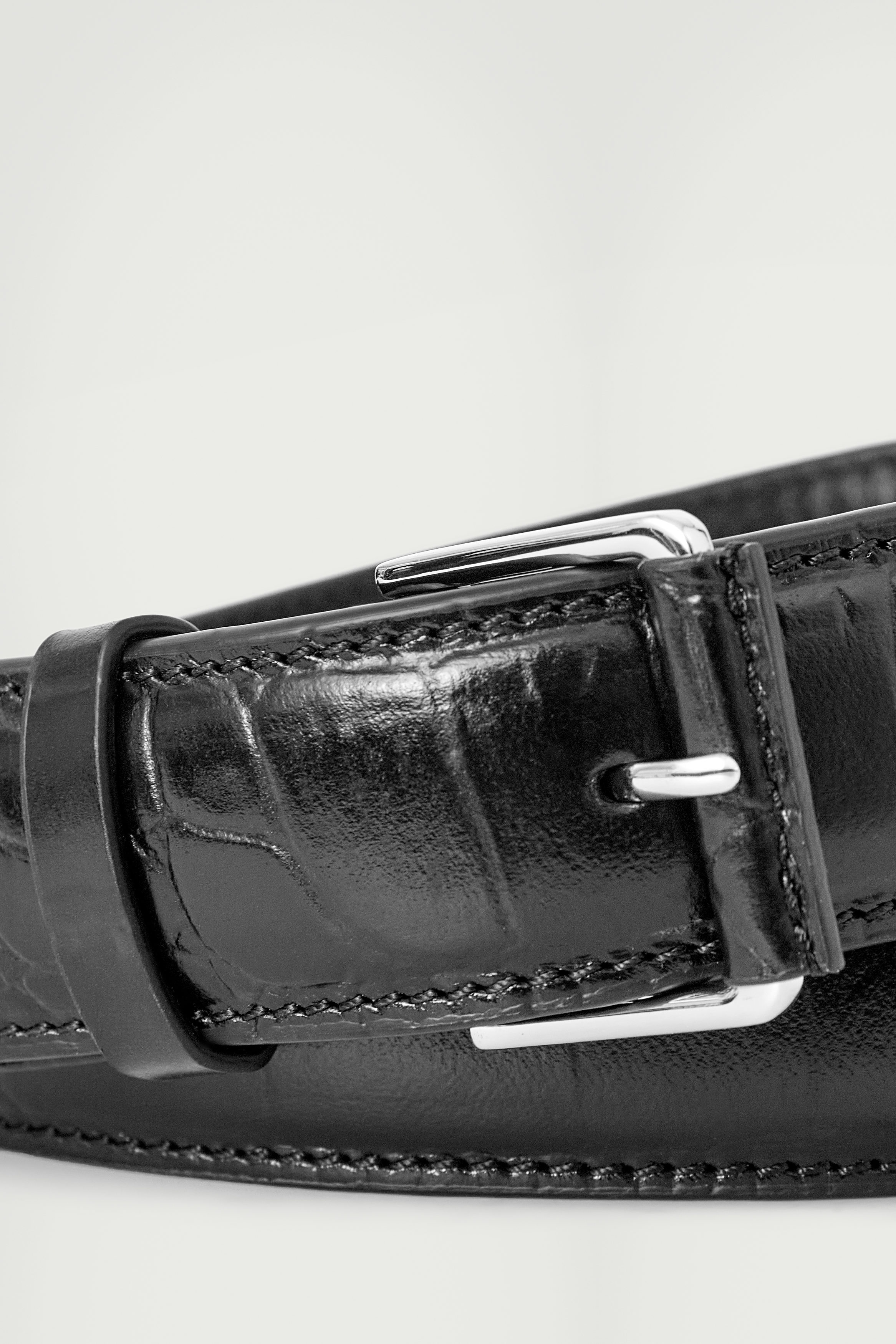 CROC-EFFECT LEATHER BELT - BLACK | COS