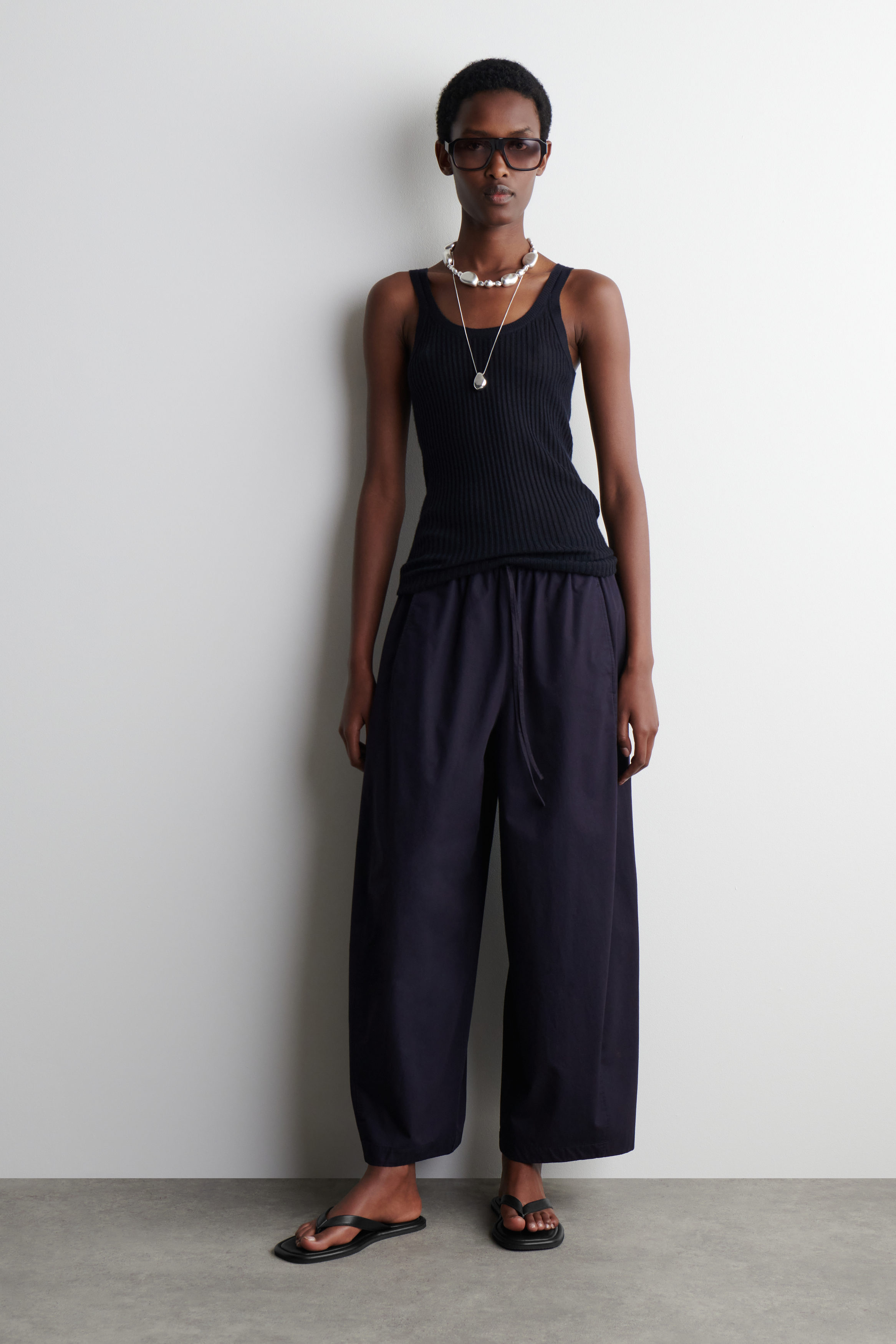 ELASTICATED BARREL-LEG PANTS - NAVY | COS