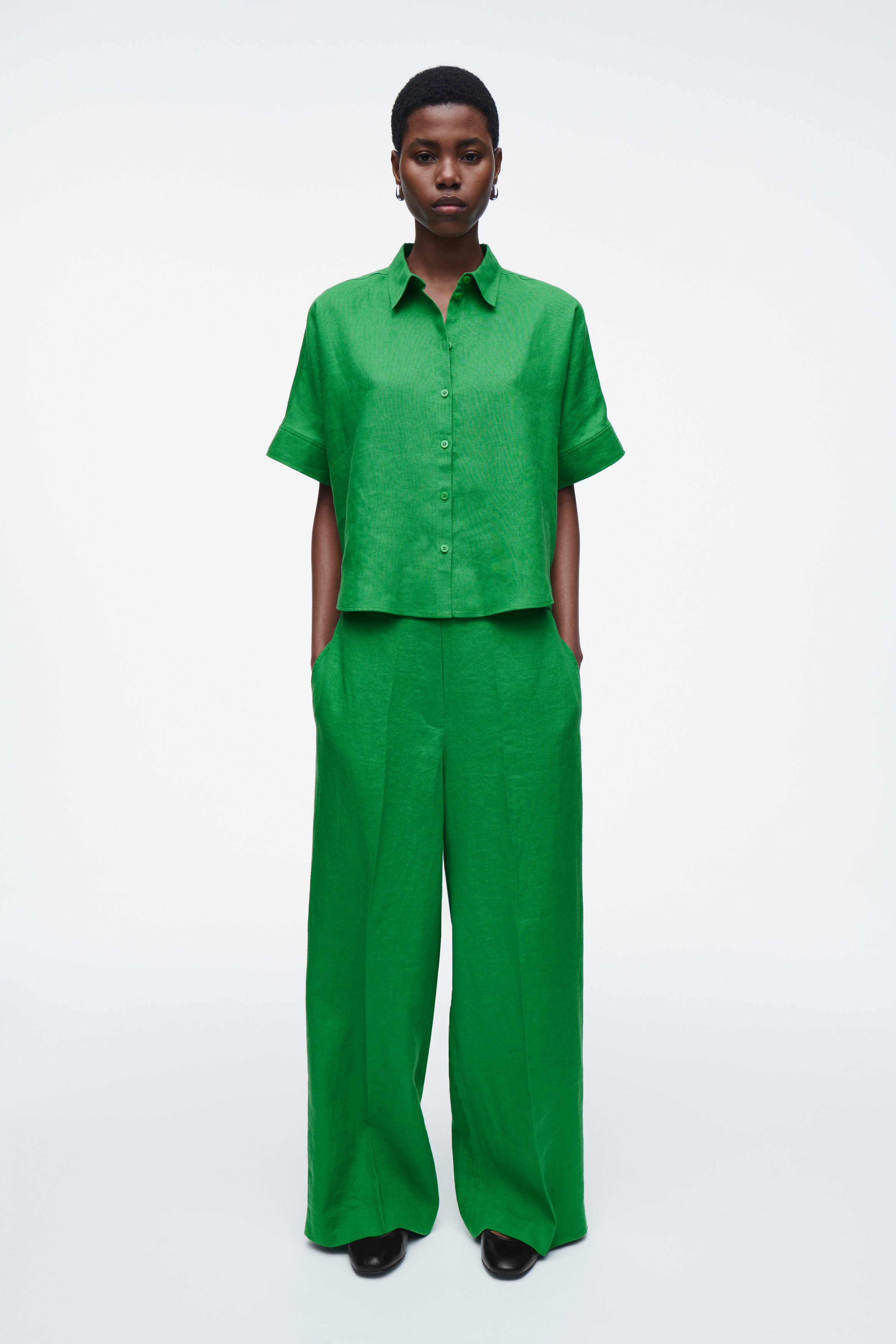 BOXY SHORT-SLEEVED LINEN SHIRT - GREEN | COS
