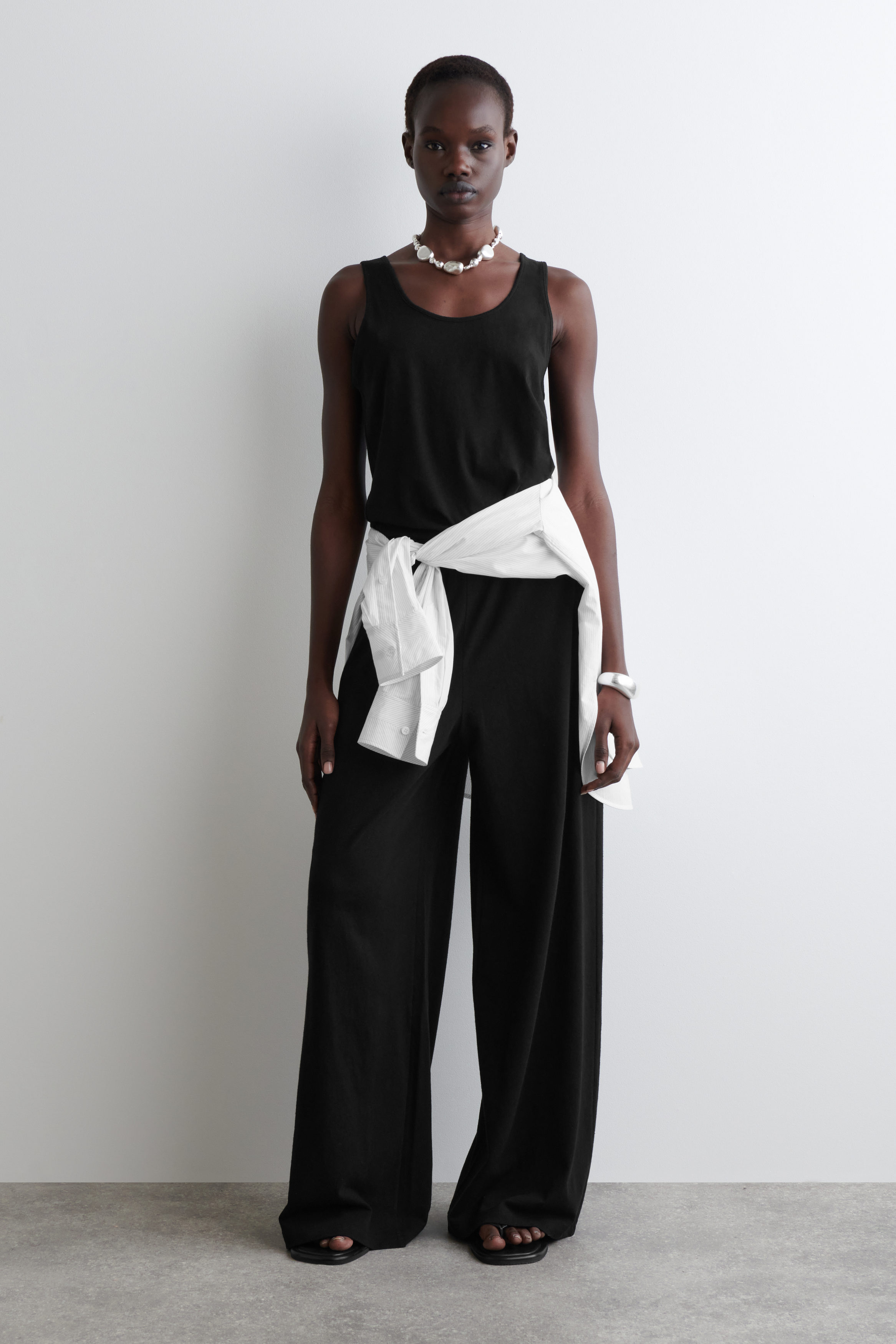 BASERANGE Loch Top-Cotton Rib-Black