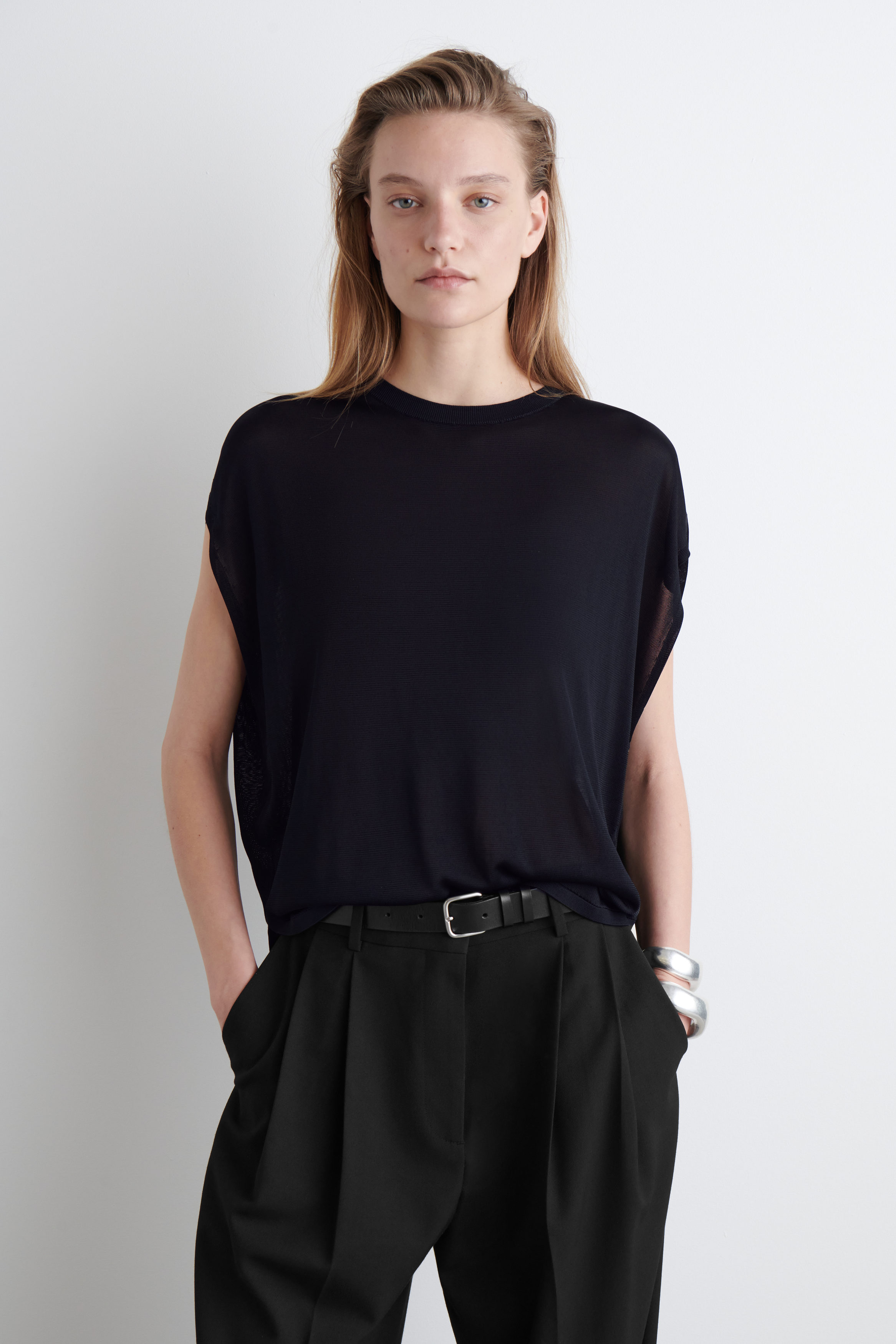 【NONCODE】Cork String Cutout T-shirt KNITTED CIRCLE-CUT T-SHIRT - NAVY | COS