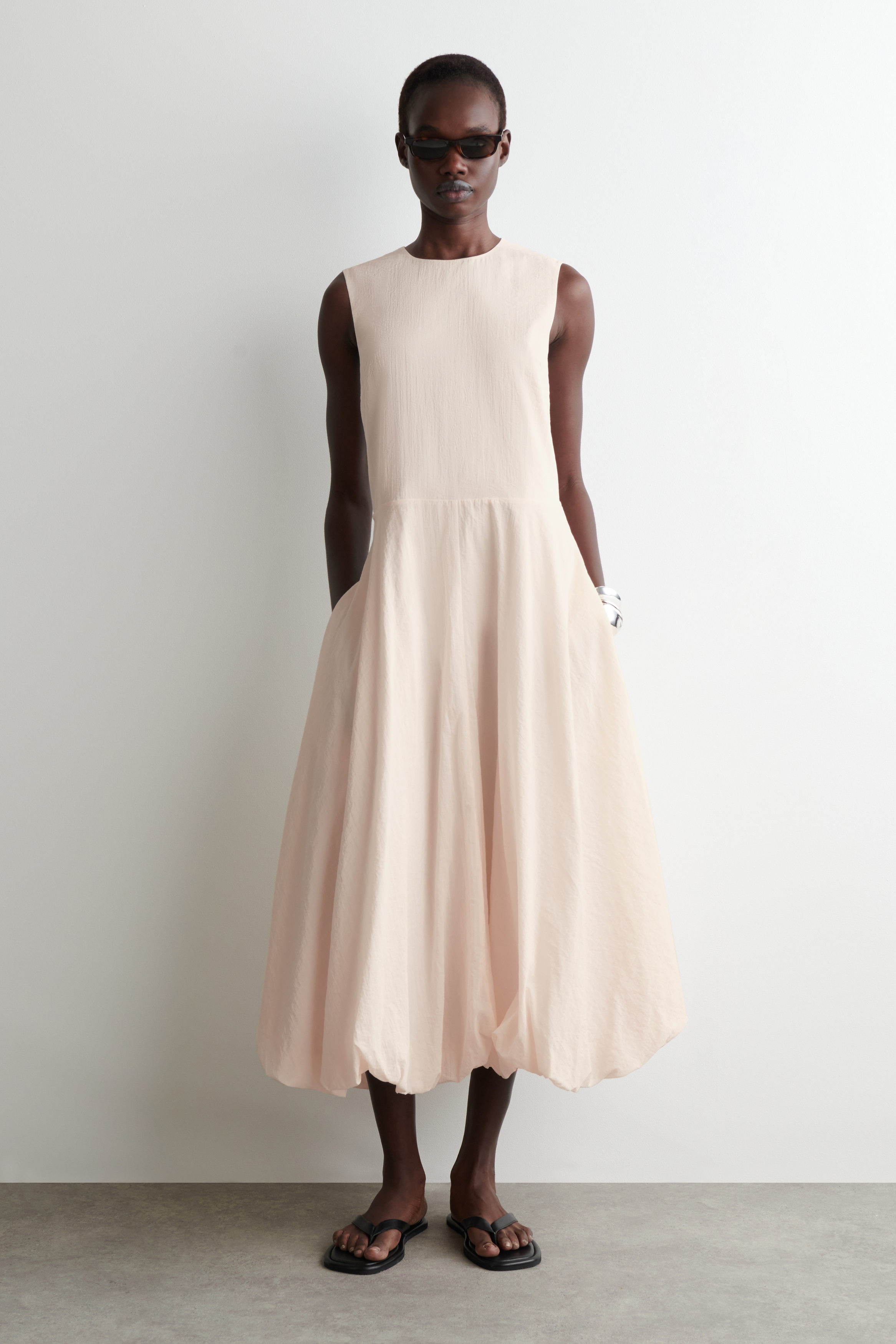 ROBE MIDI SANS MANCHES À OURLET BULLE