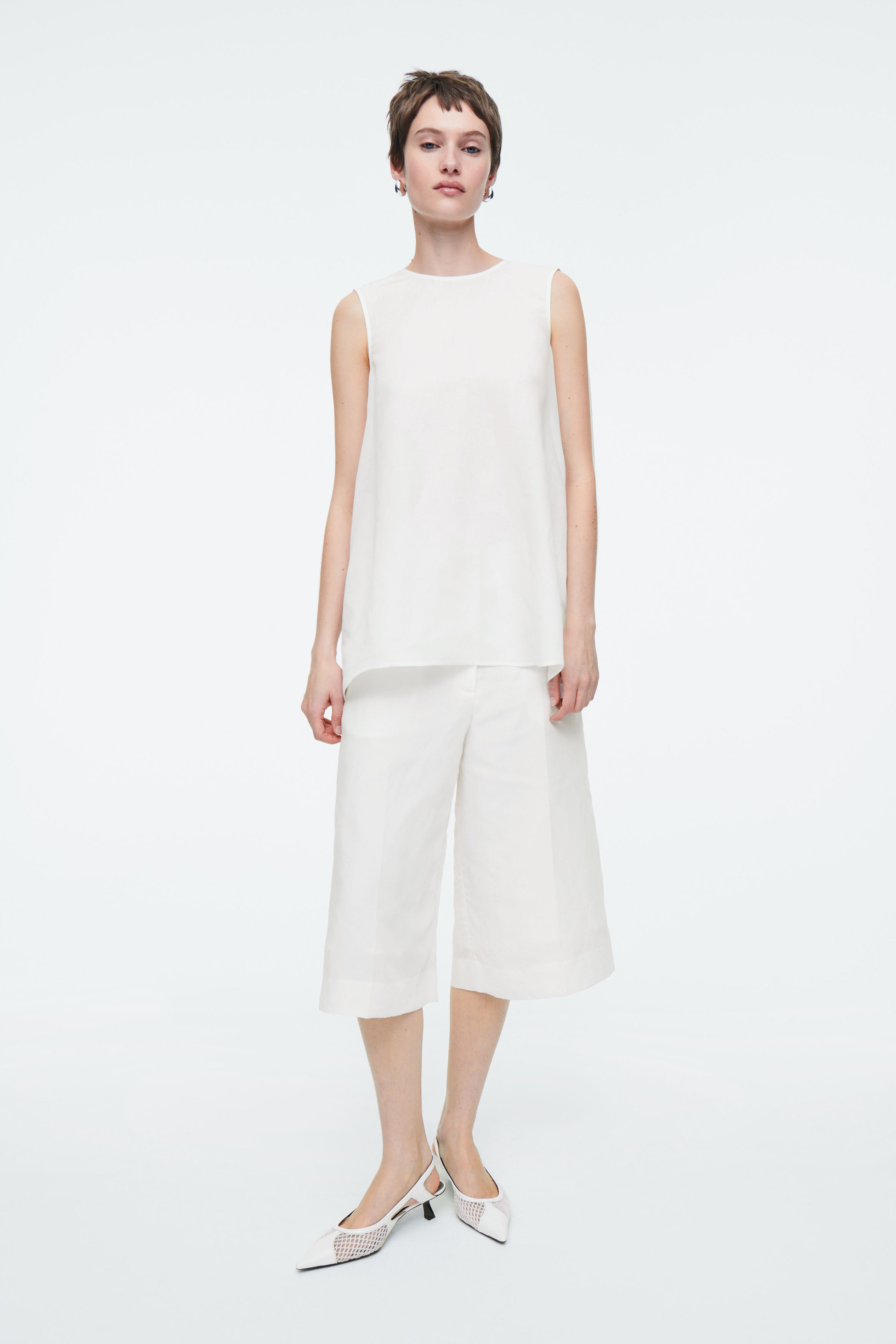 TAILORED KNEE-LENGTH SHORTS