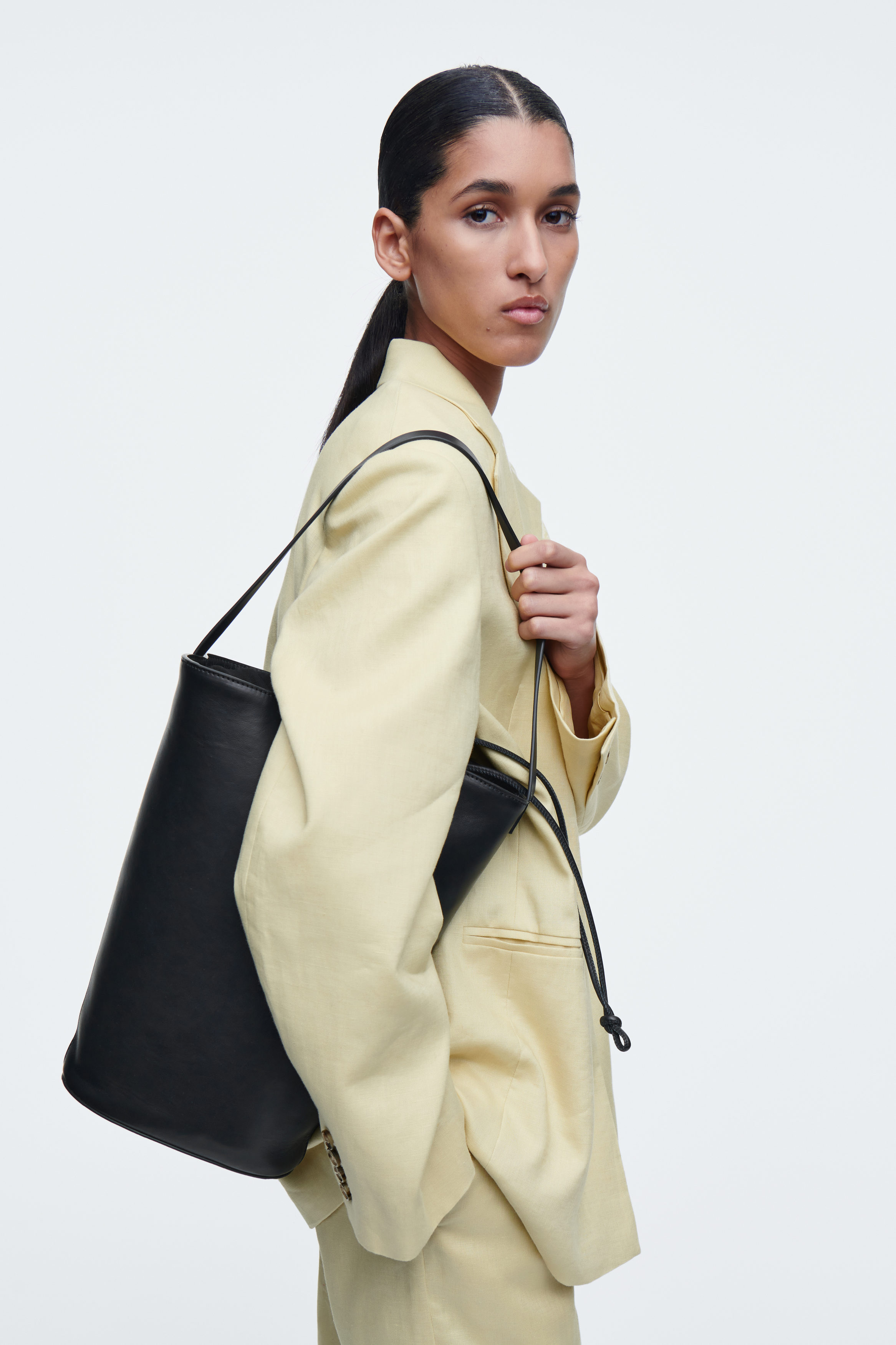 BUCKET BAG - LEATHER - BLACK