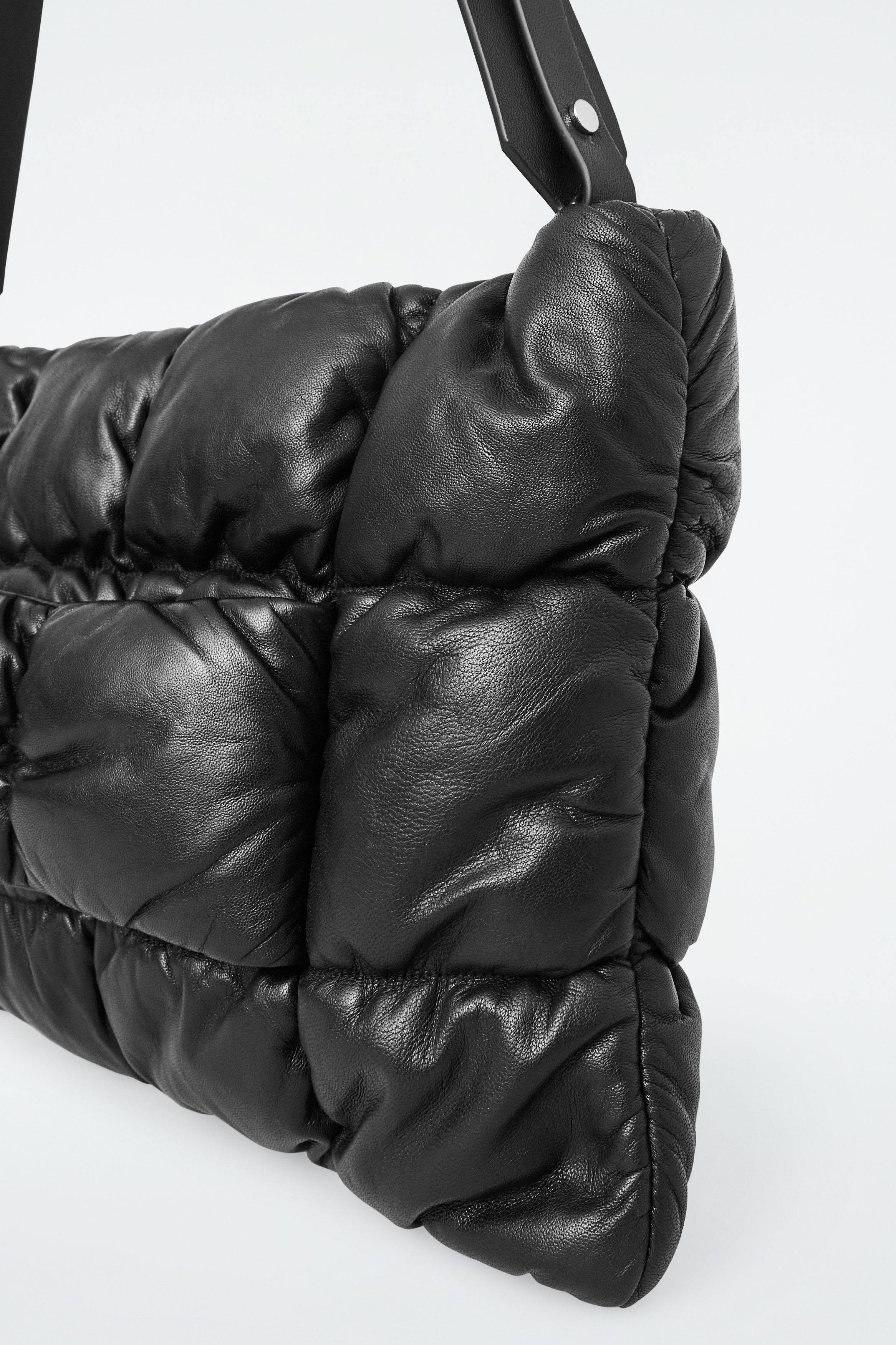 【COS】PILLOW QUILTED CLUTCH レザー クラッチバッグ PILLOW QUILTED CLUTCH BAG - LEATHER - BLACK | COS