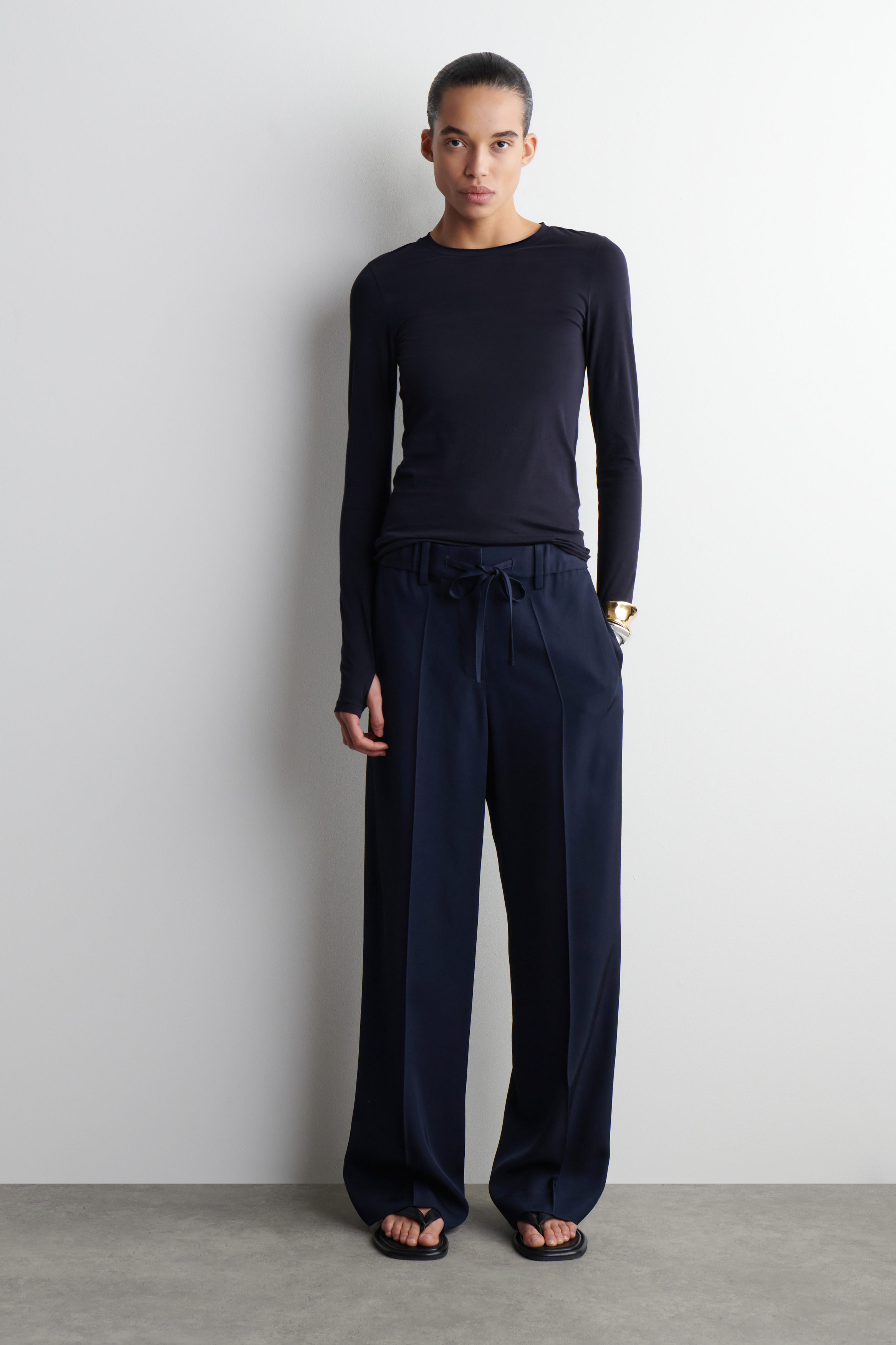 SLIM LIGHTWEIGHT LONG-SLEEVED TOP - NAVY | COS