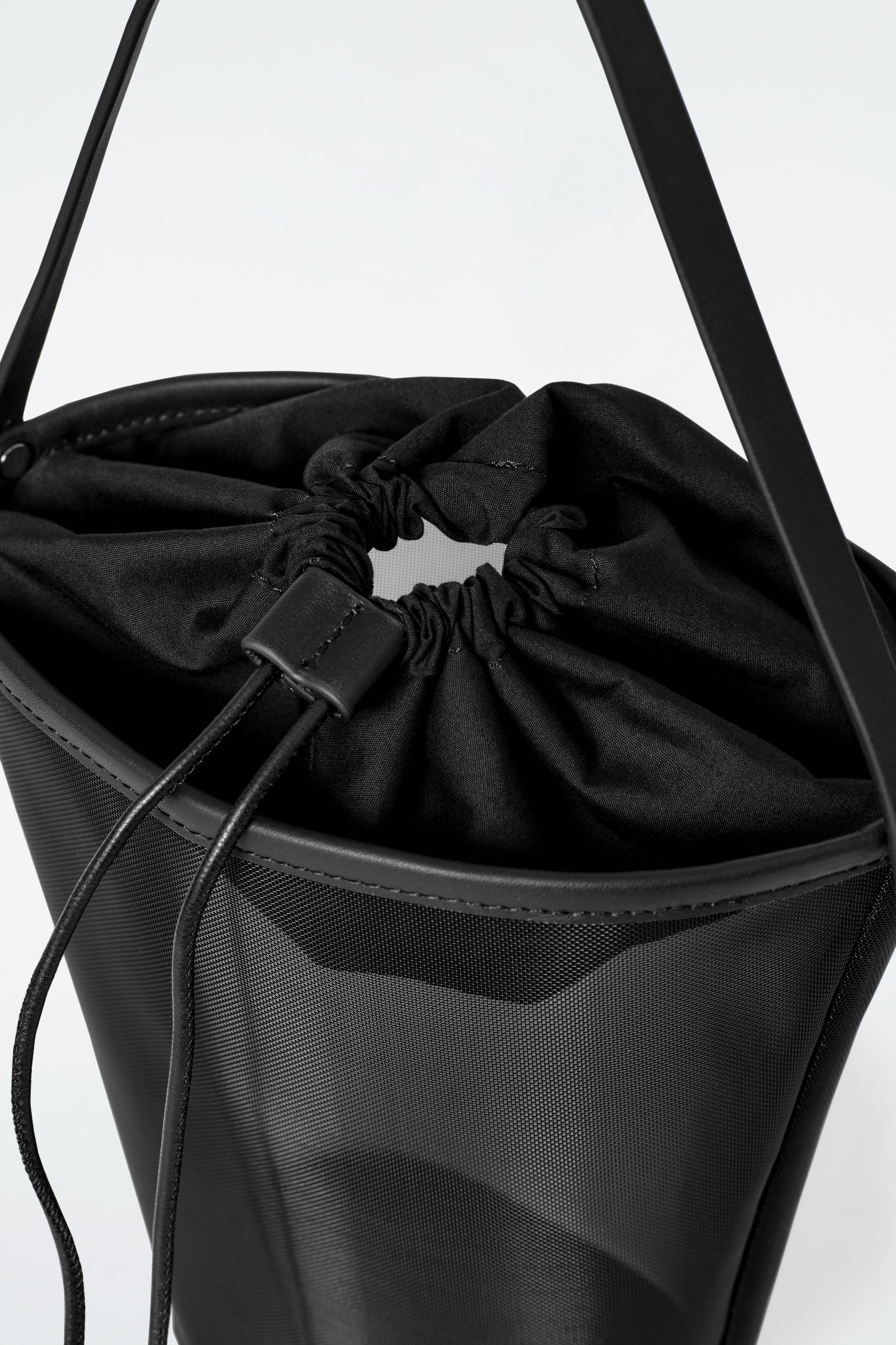 ショルダーバッグ・ポシェット RE CODE RECYCLED NYLON MESH BUCKET BAG BLACK RE CODE RECYCLED NYLON MESH BUCKET BAG BLACK (RE CODE
