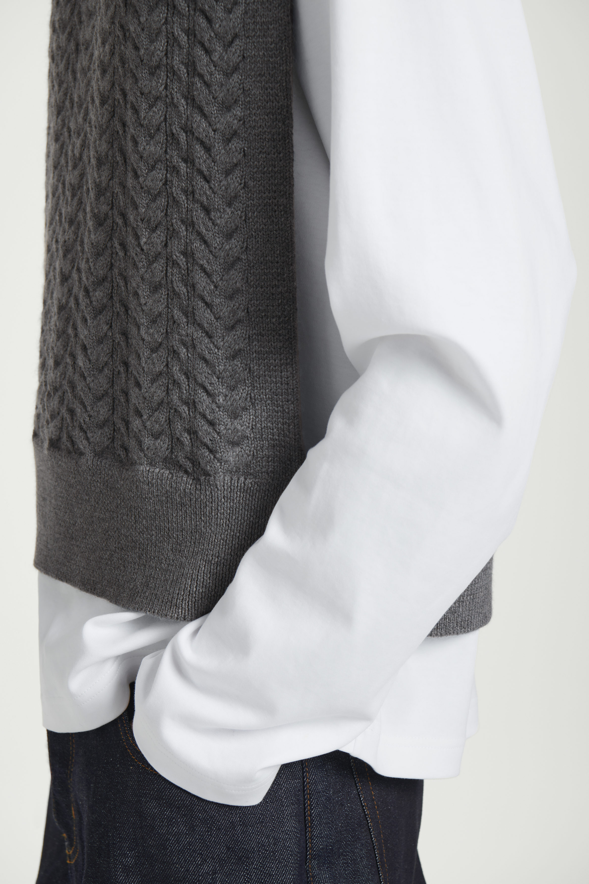 CABLE-KNIT WOOL HYBRID VEST - DARK GREY