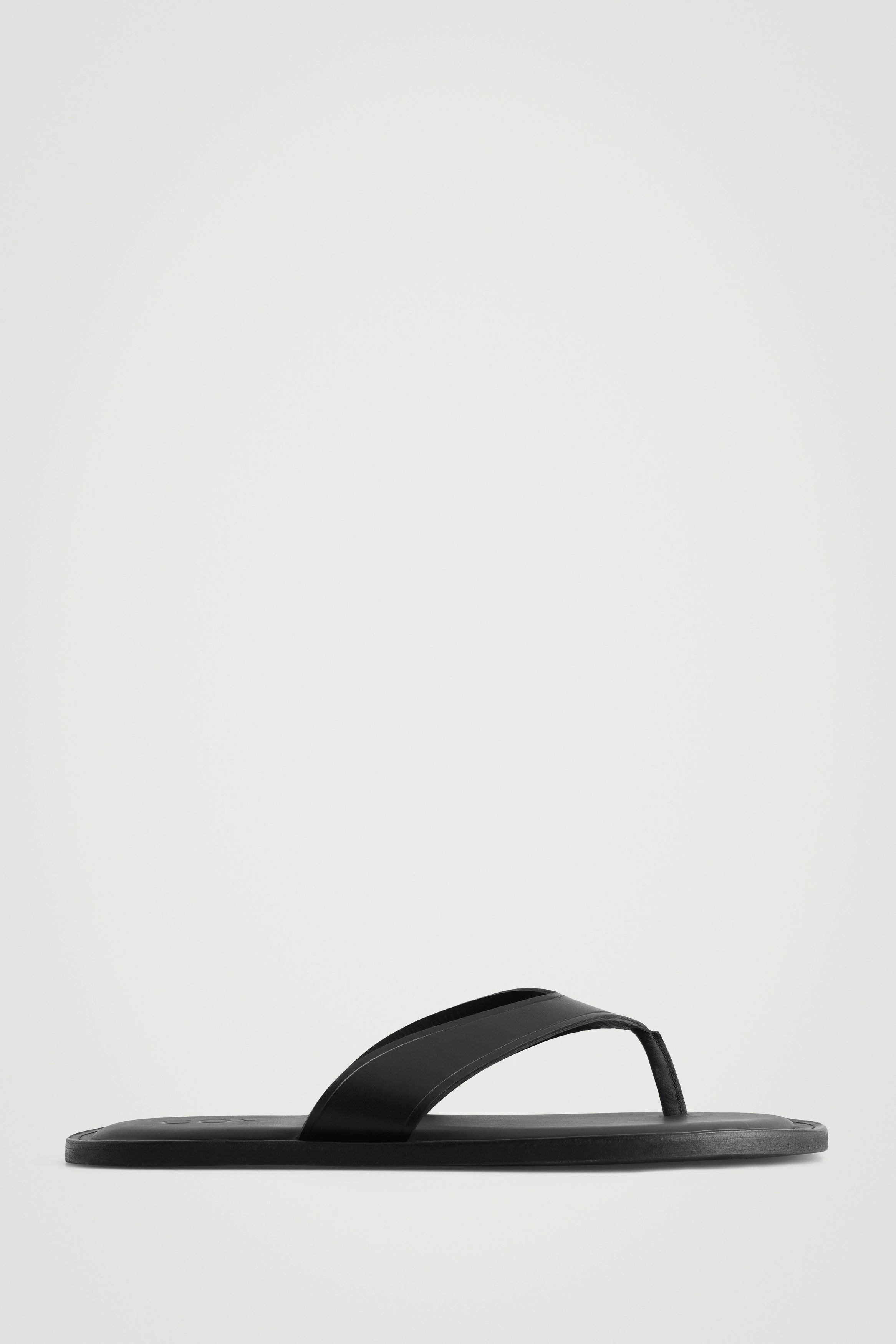LEATHER FLIP FLOPS - BLACK | COS