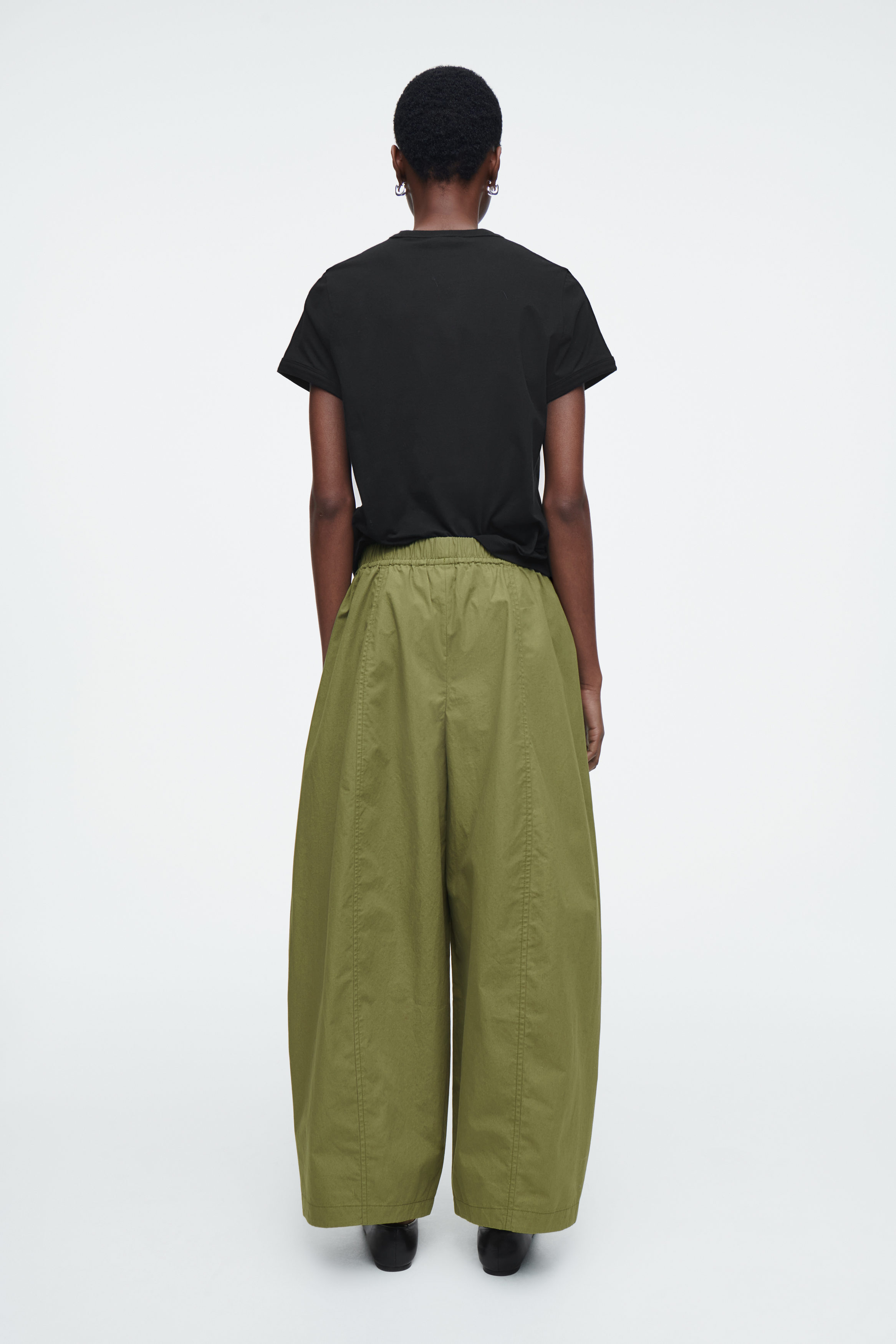 ELASTICATED BARREL-LEG PANTS - KHAKI | COS