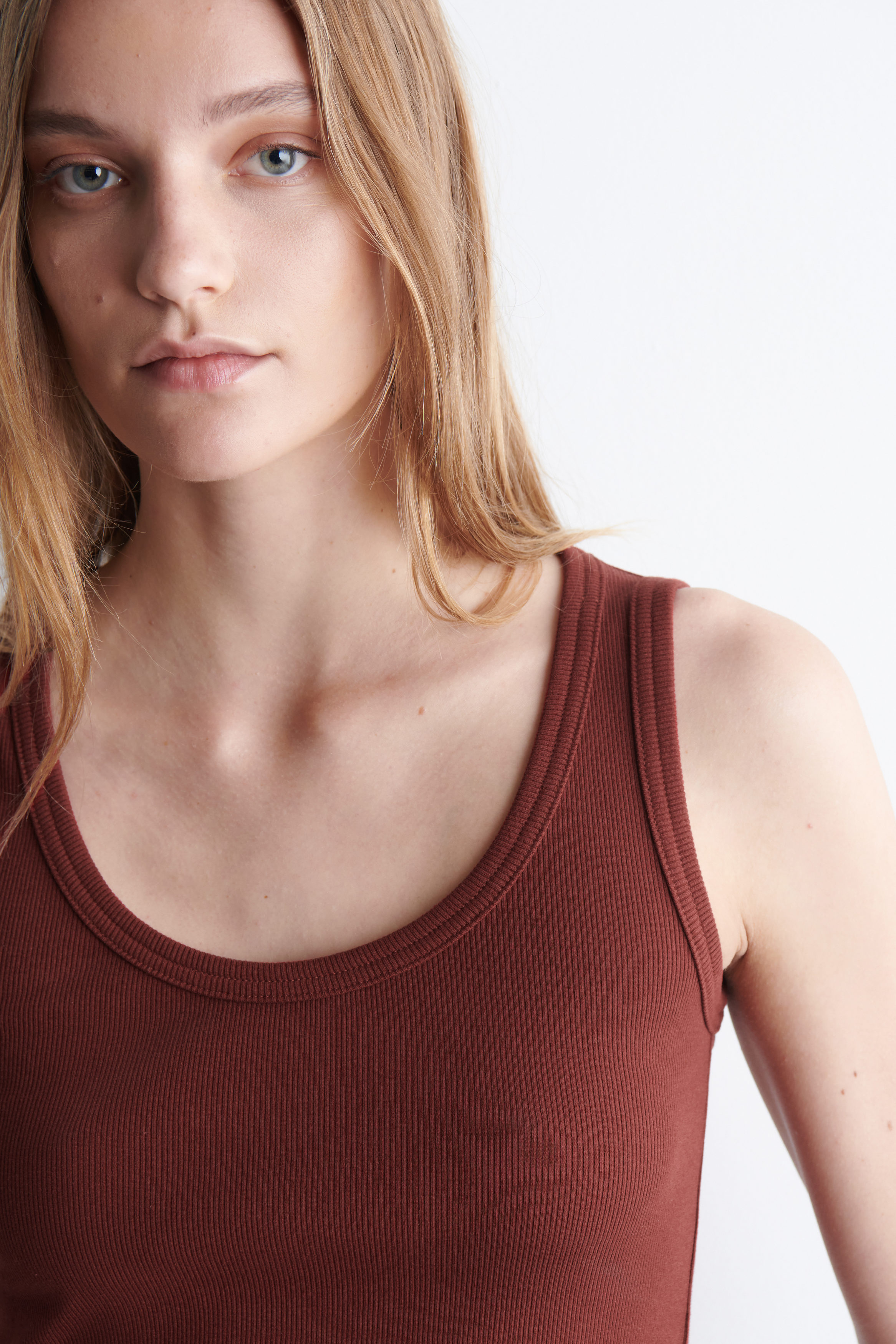 RIBBED SCOOP-NECK TANK TOP - RED | COS
