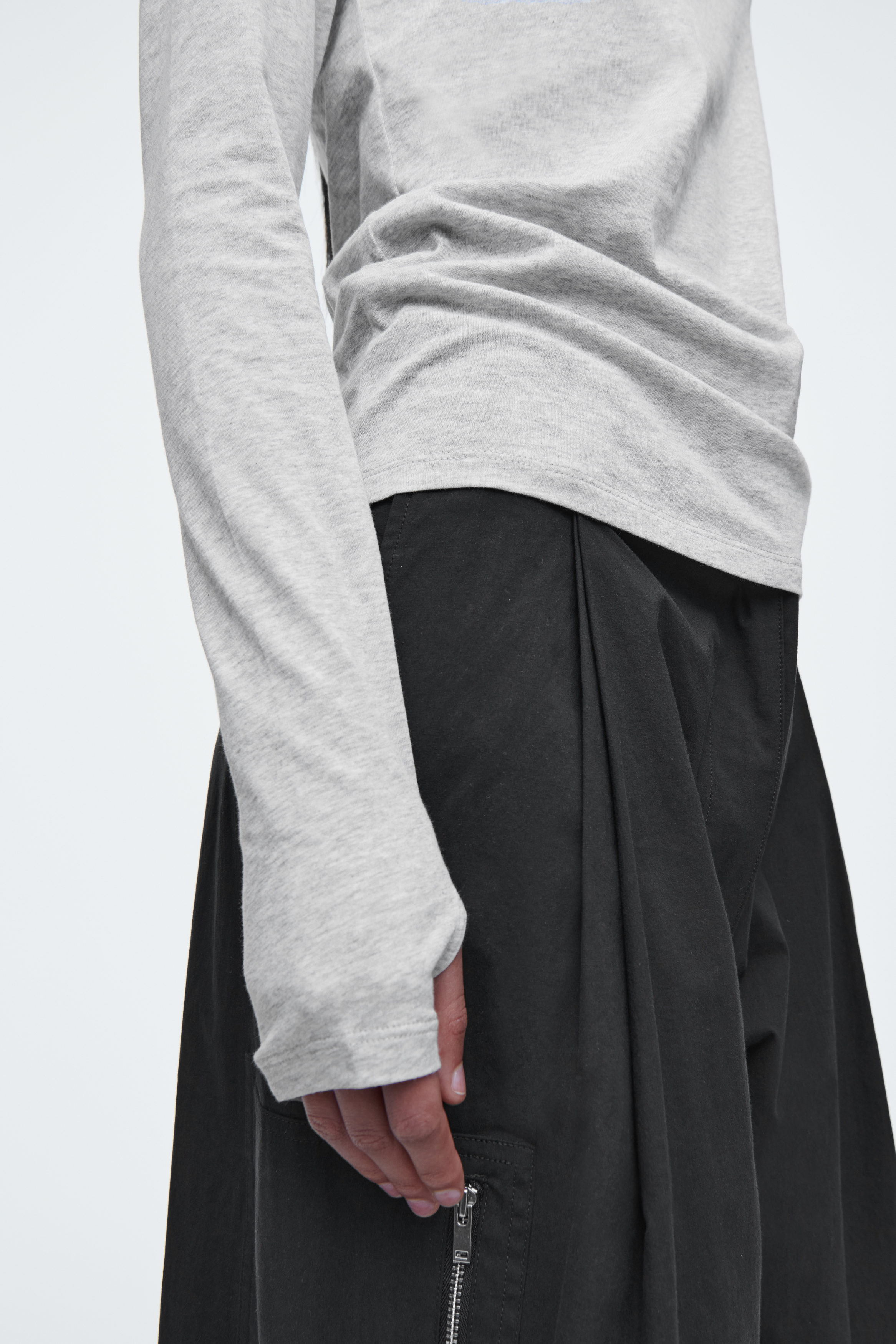 OMMO MA-1 SLEEVE TOP グレー SLIM LIGHTWEIGHT LONG-SLEEVED TOP - GRAY MÉLANGE | COS