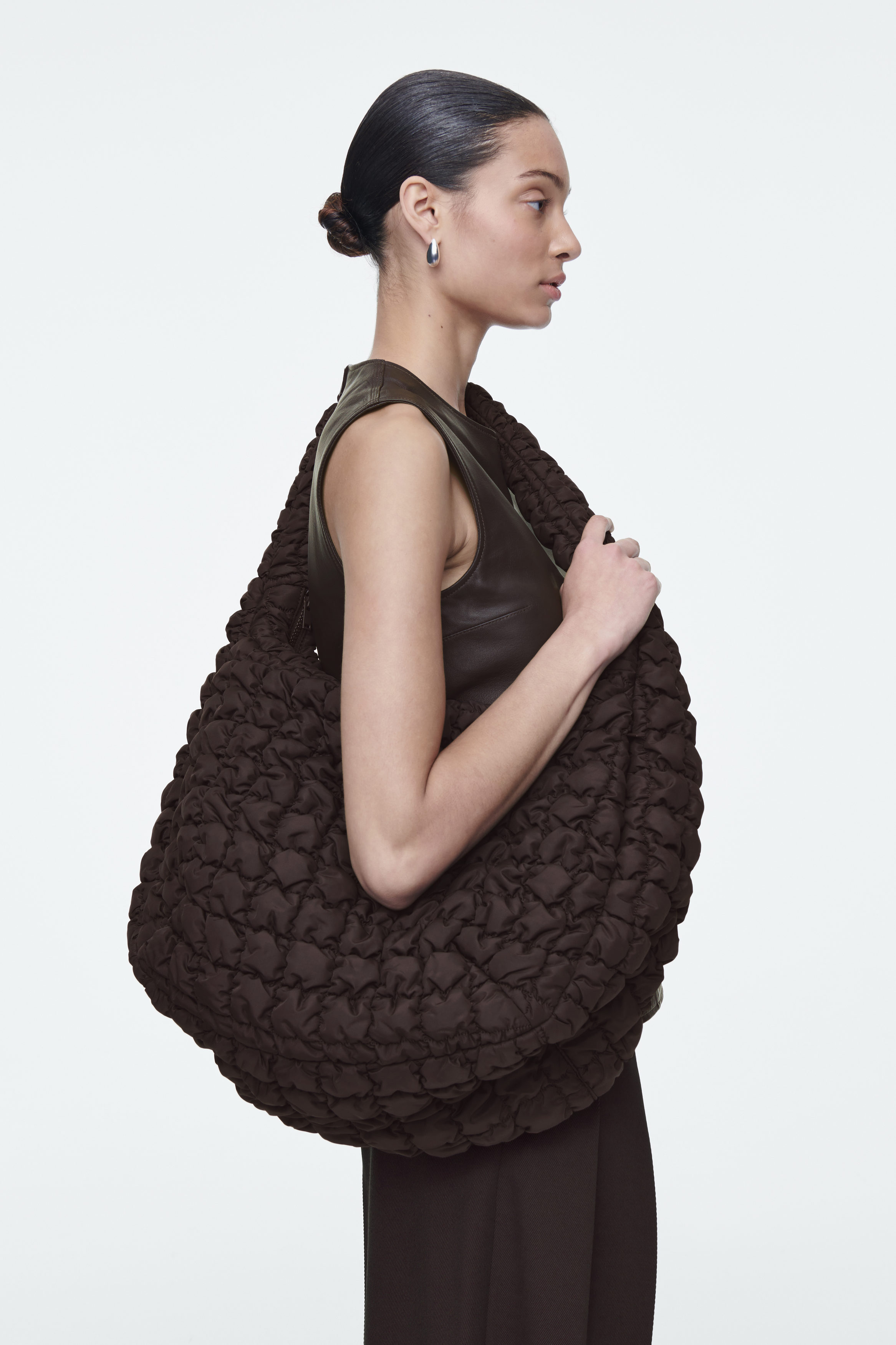 OVERSIZED QUILTED CROSSBODY BAG - DARK BROWN | COS